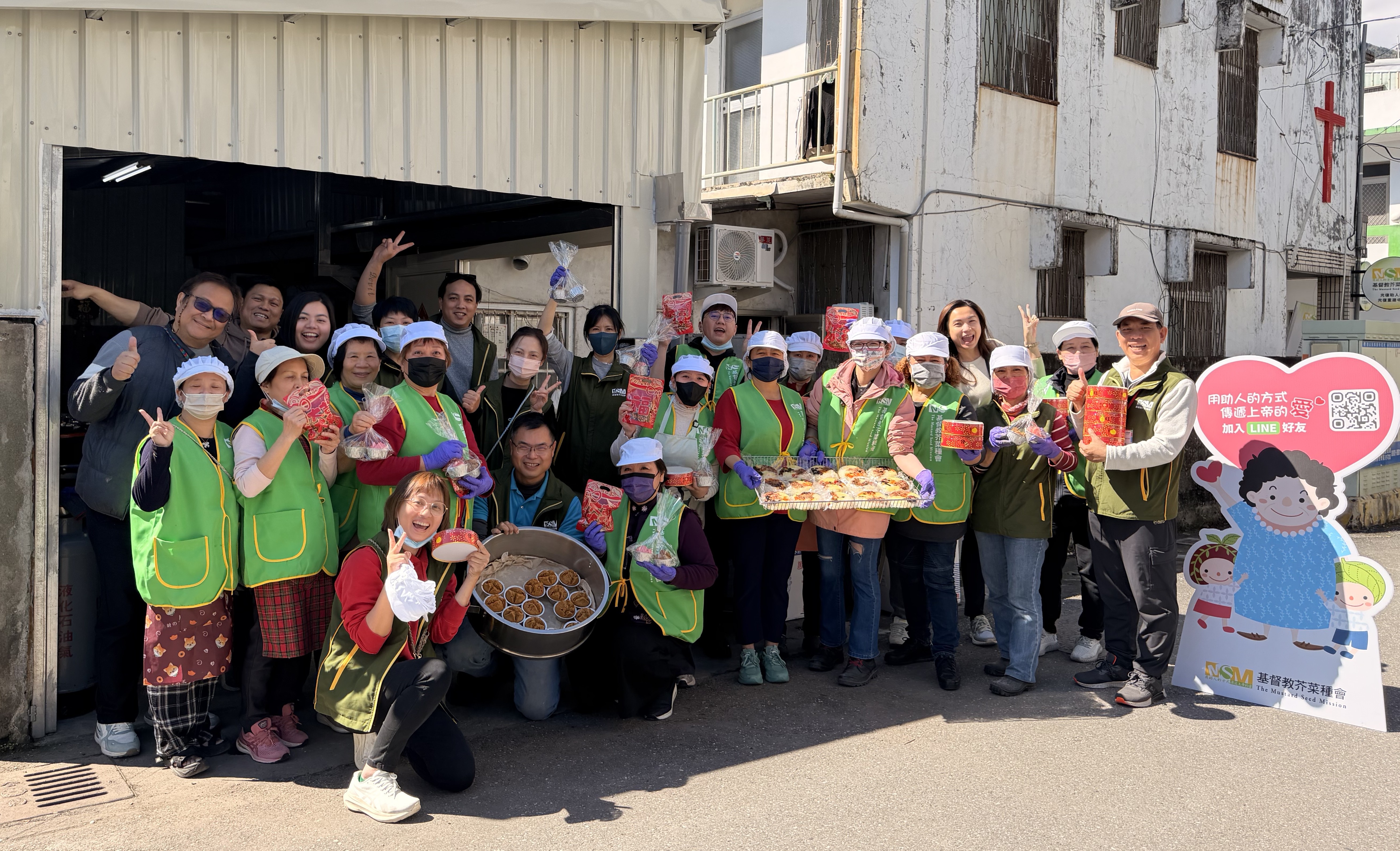 年糕、發糕、八寶飯等年節食品完成製作與分送，成為光復災後復原從扶助走向扶立的具體實踐。