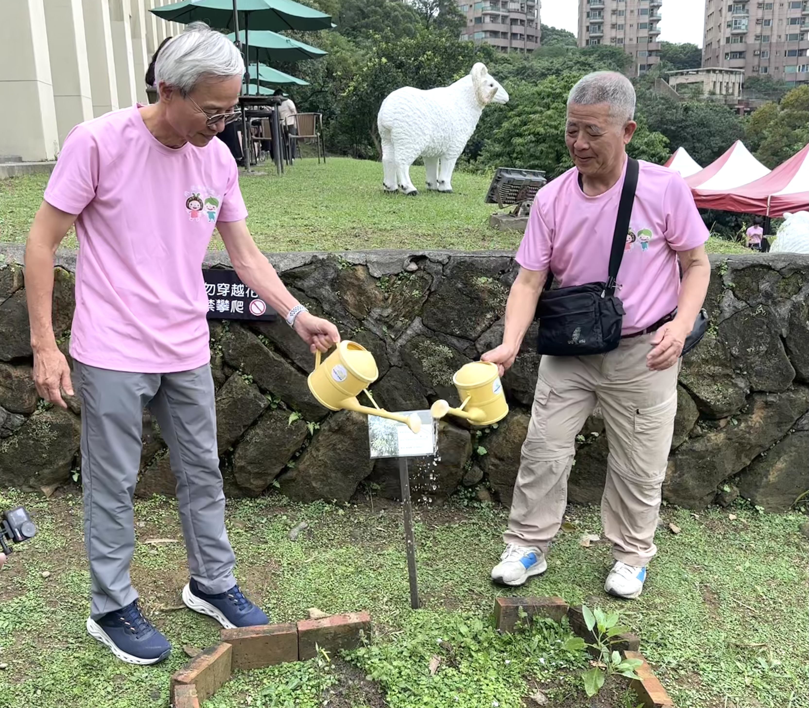 蔡仁松董事長(左)與「芥菜籽」(受助者)(右)舉行種植儀式，延續孫理蓮女士「哪裡有需要，就往那裡去」的助人使命。