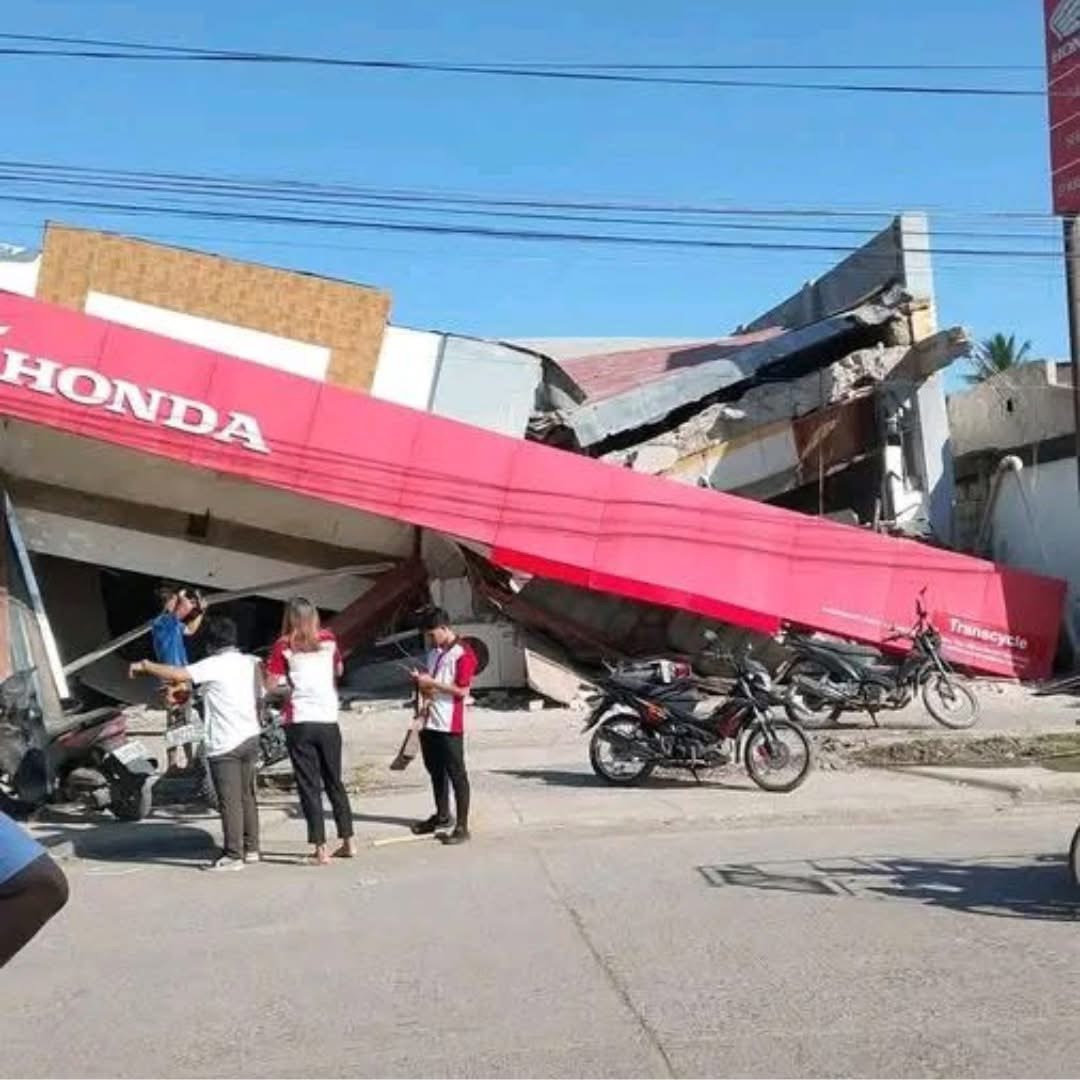 菲律賓民答那峨島8日上午發生規模7.8強震，造成36人死亡、167人受傷、4人失蹤，影響超過14萬人，至今仍有逾4萬人無家可歸。(PHILRADS提供)