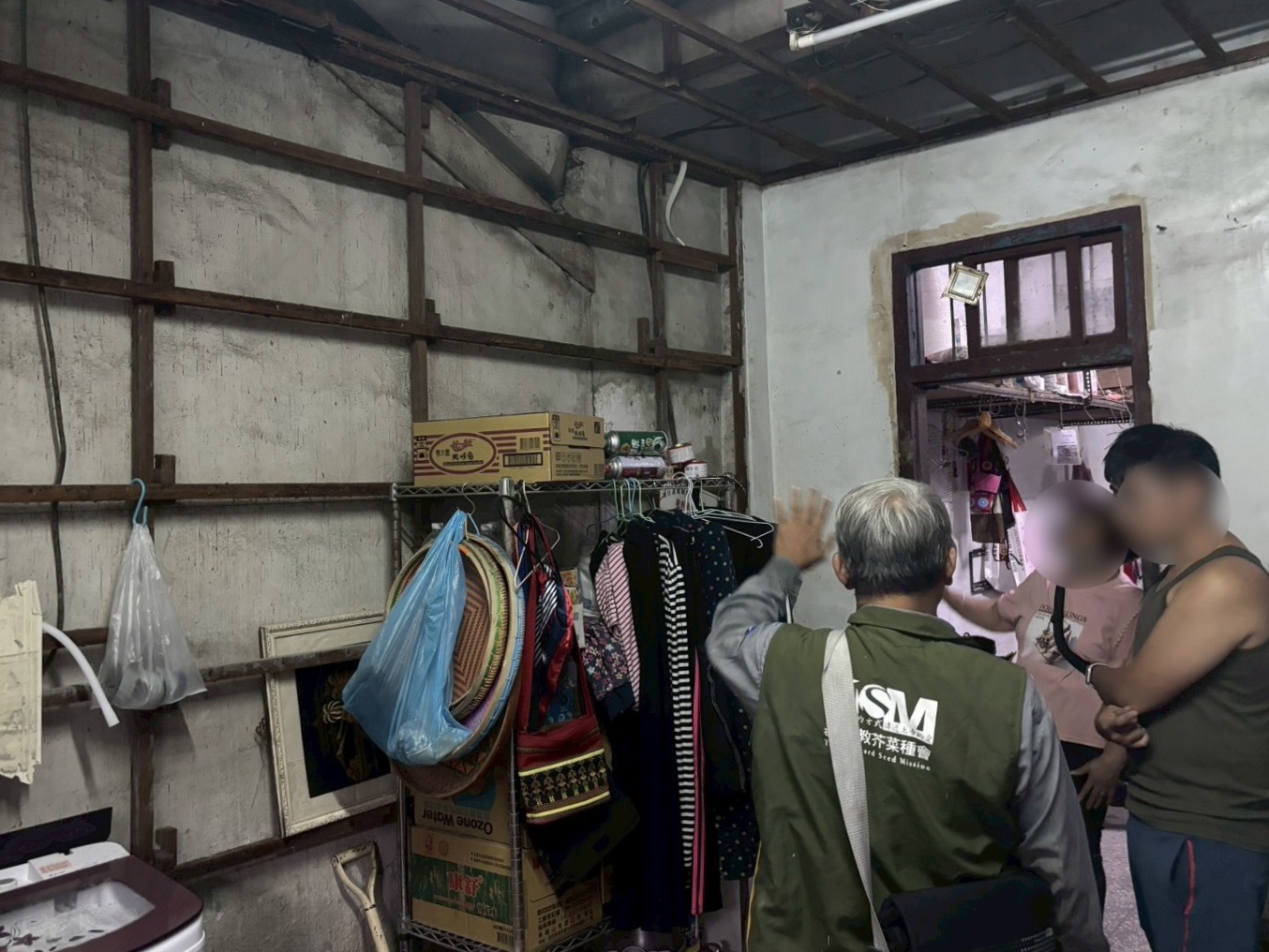 光復泥流災後，芥菜種會協助王陳瑪麗亞阿嬤修繕家園，盼能盡快恢復工作坊營業。