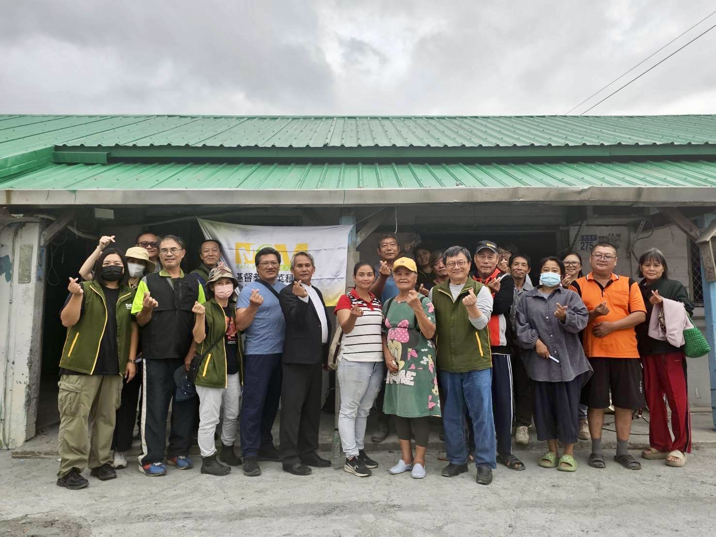 芥菜種會邀請受助家庭、修繕工班夥伴一同參與光復修繕開工禮拜，盼望重建家的安全。