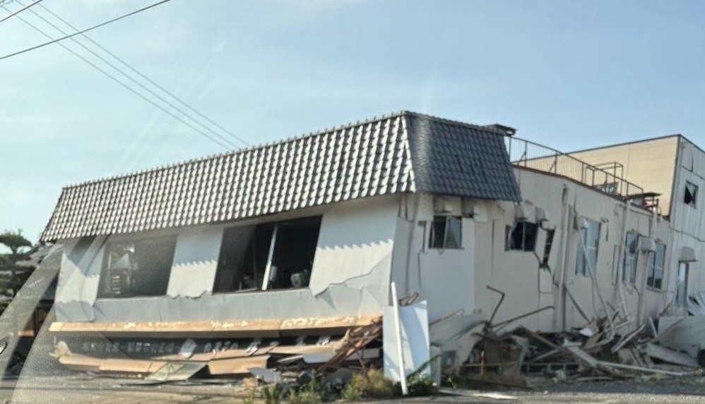 地震造成建築物外牆崩落、結構受損。災區仍持續面臨餘震威脅。