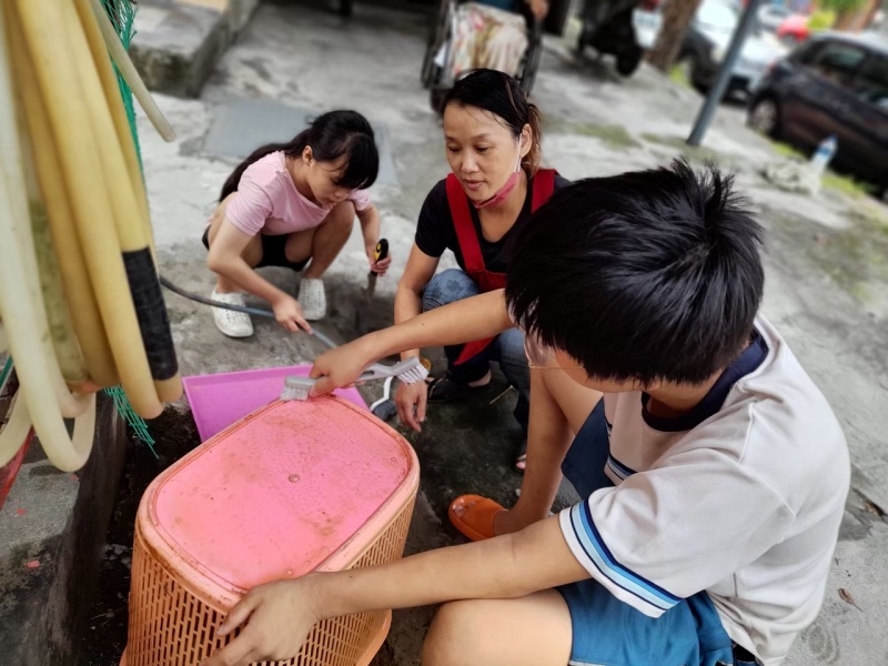 家務老師指導孩子清潔