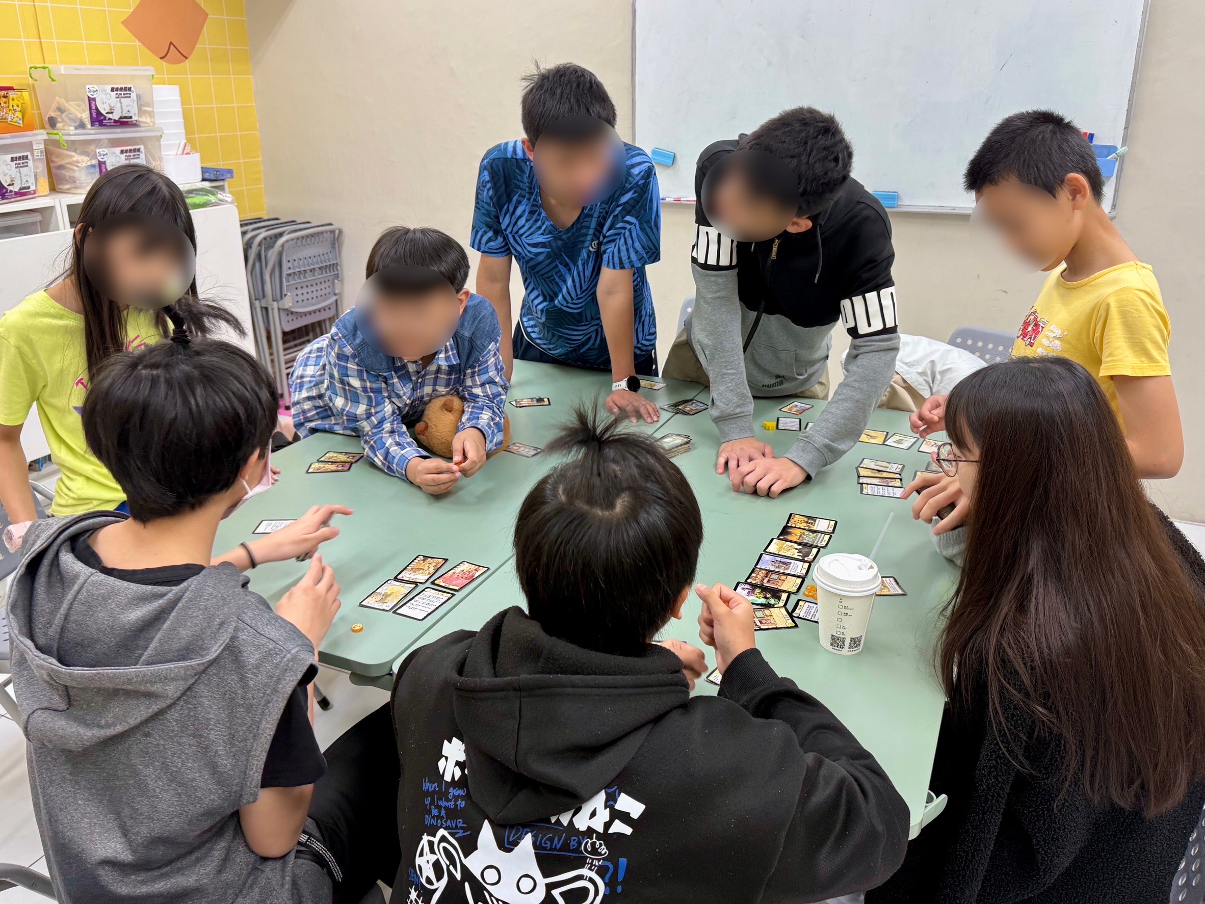 愛心育幼院的青少年在學苑中擔任小助教，協助帶領活動與陪伴孩子。