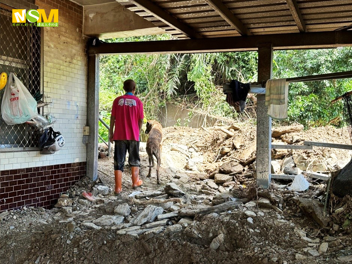 康芮颱風導致小宥家後方山坡土石大量滑落並衝入屋內