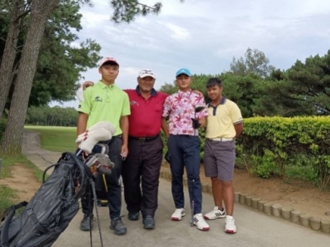 與教練和隊友合影