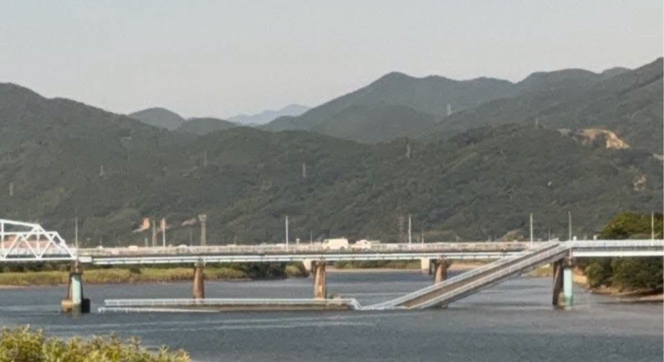 強震導致橋梁受損、橋面斷裂，交通基礎設施遭受重創，影響當地居民通行。