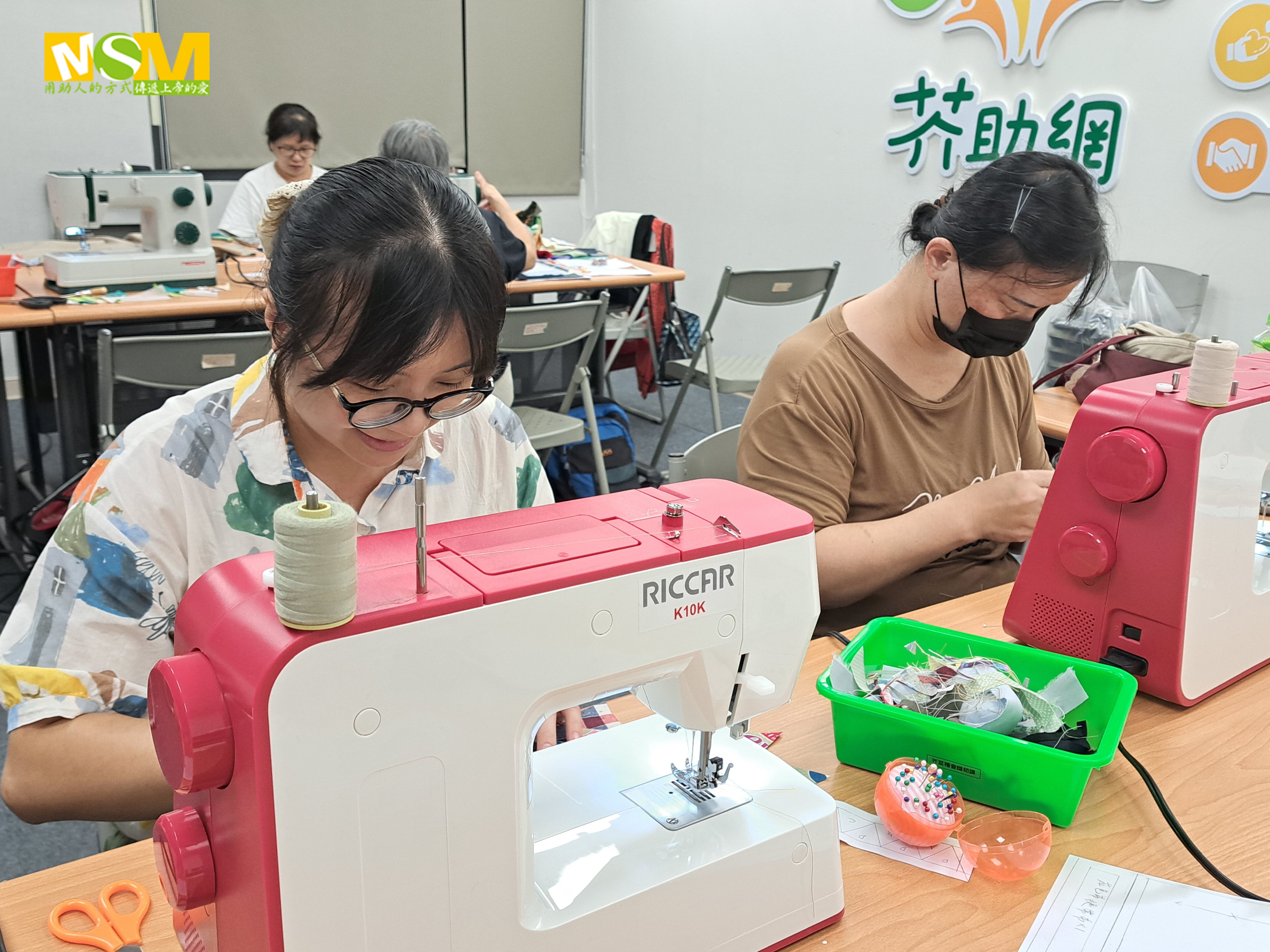 小圓在縫紉手作的世界裡找回希望與自我價值。