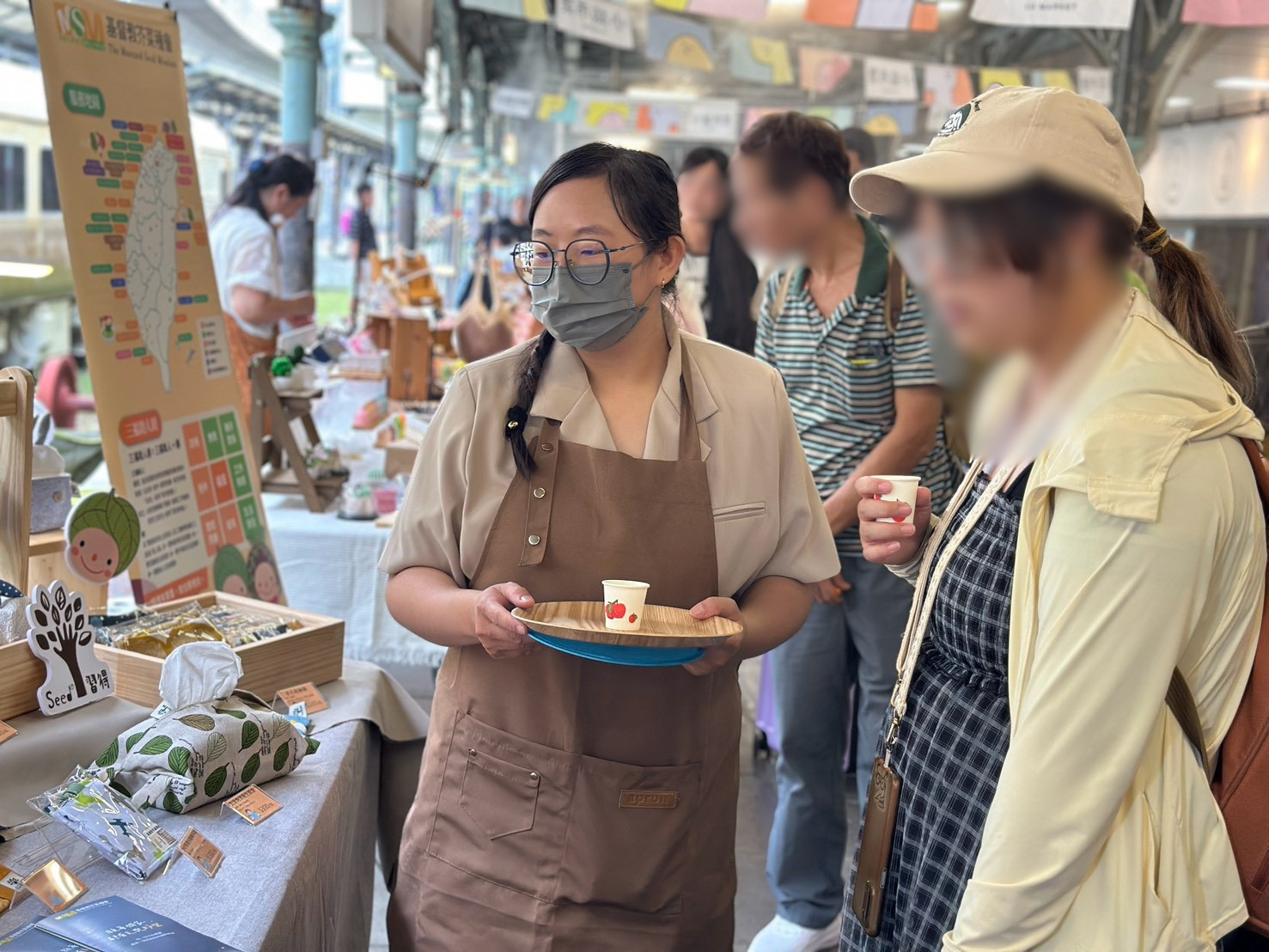 怡靜（左1）向顧客介紹「習得」商品，分享品牌背後的故事，也為脆弱家庭照顧者傳遞一份力量。