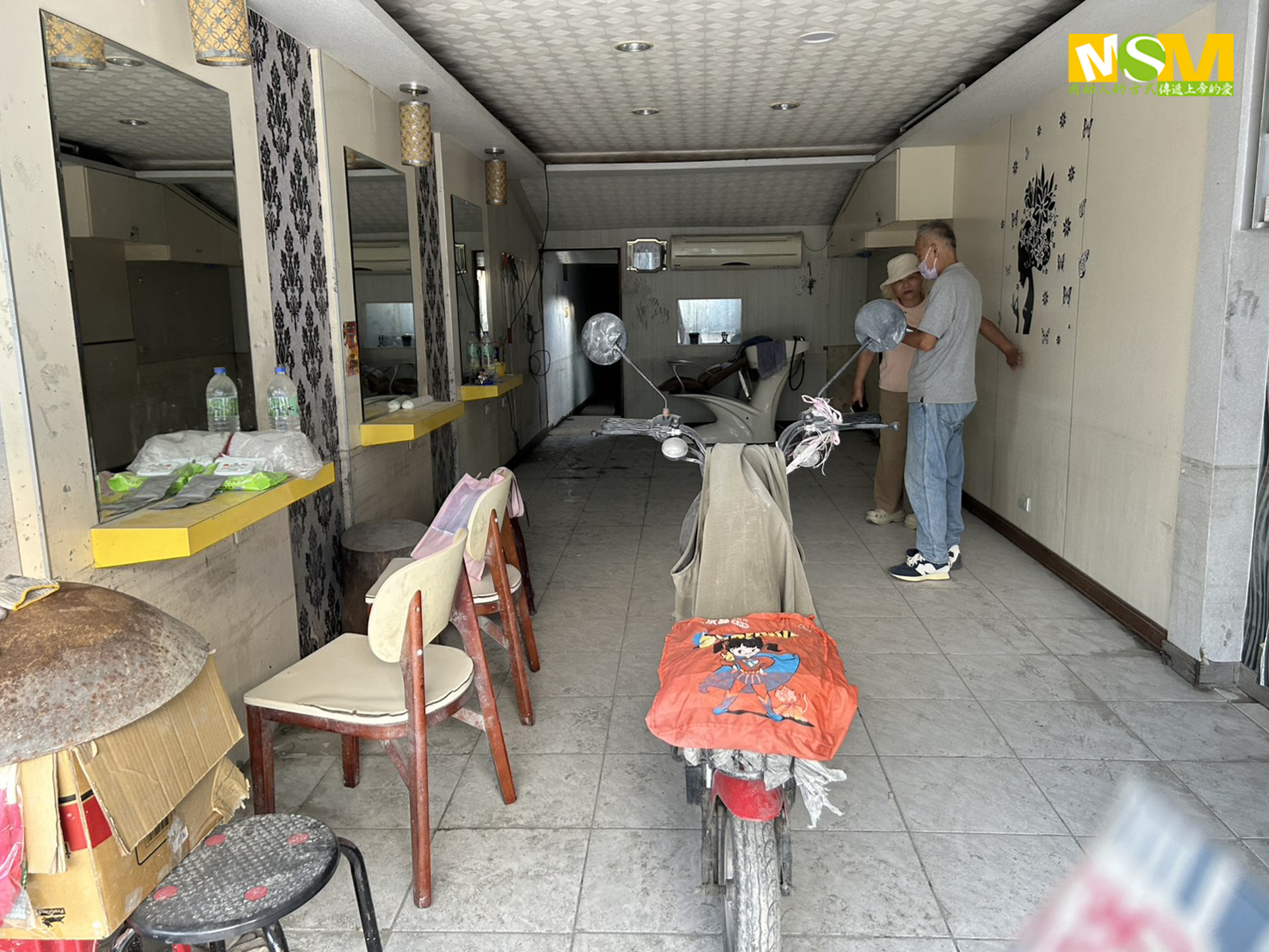 理髮廳的店面設備皆被沖毀，地上還留著些許清淤過後的痕跡。