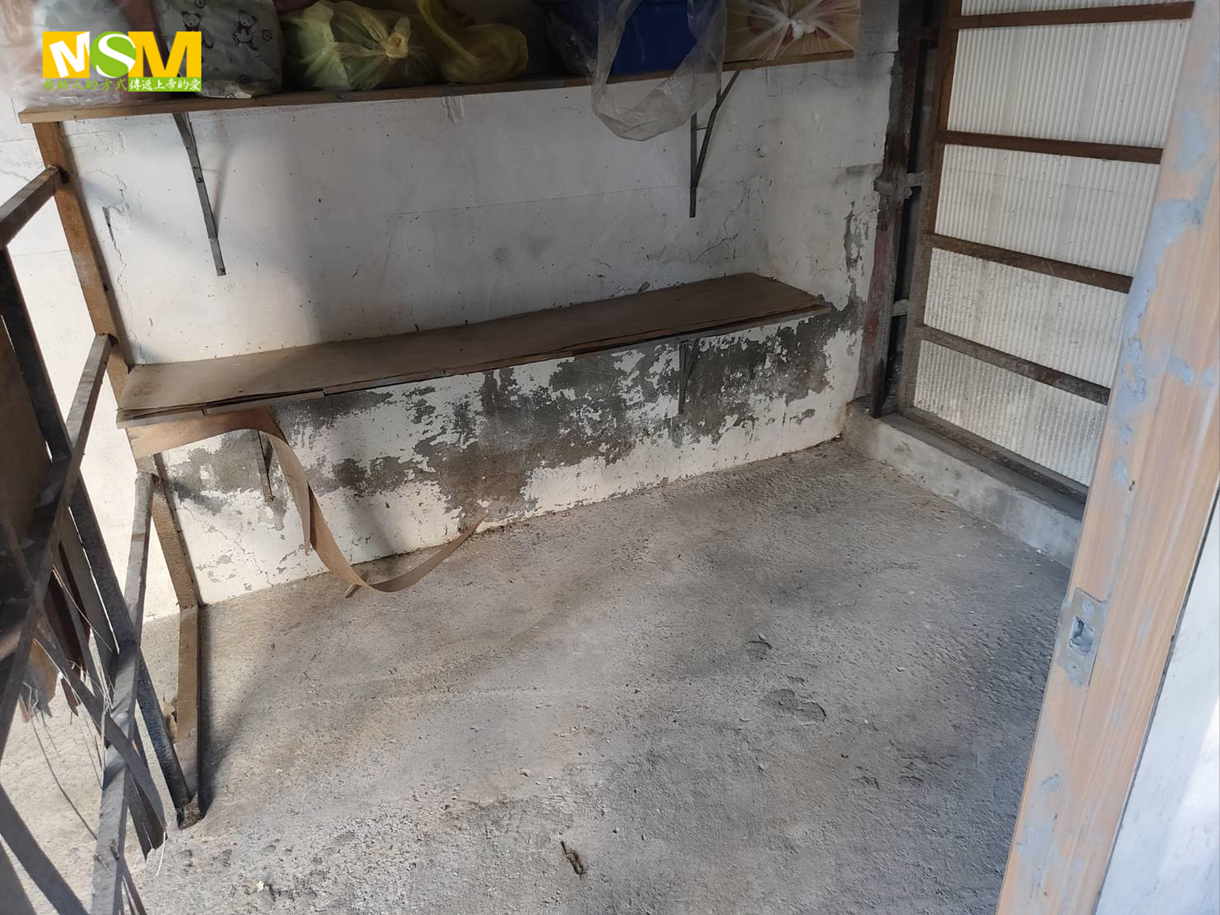 原本擺放美髮用料的成架也被沖壞。