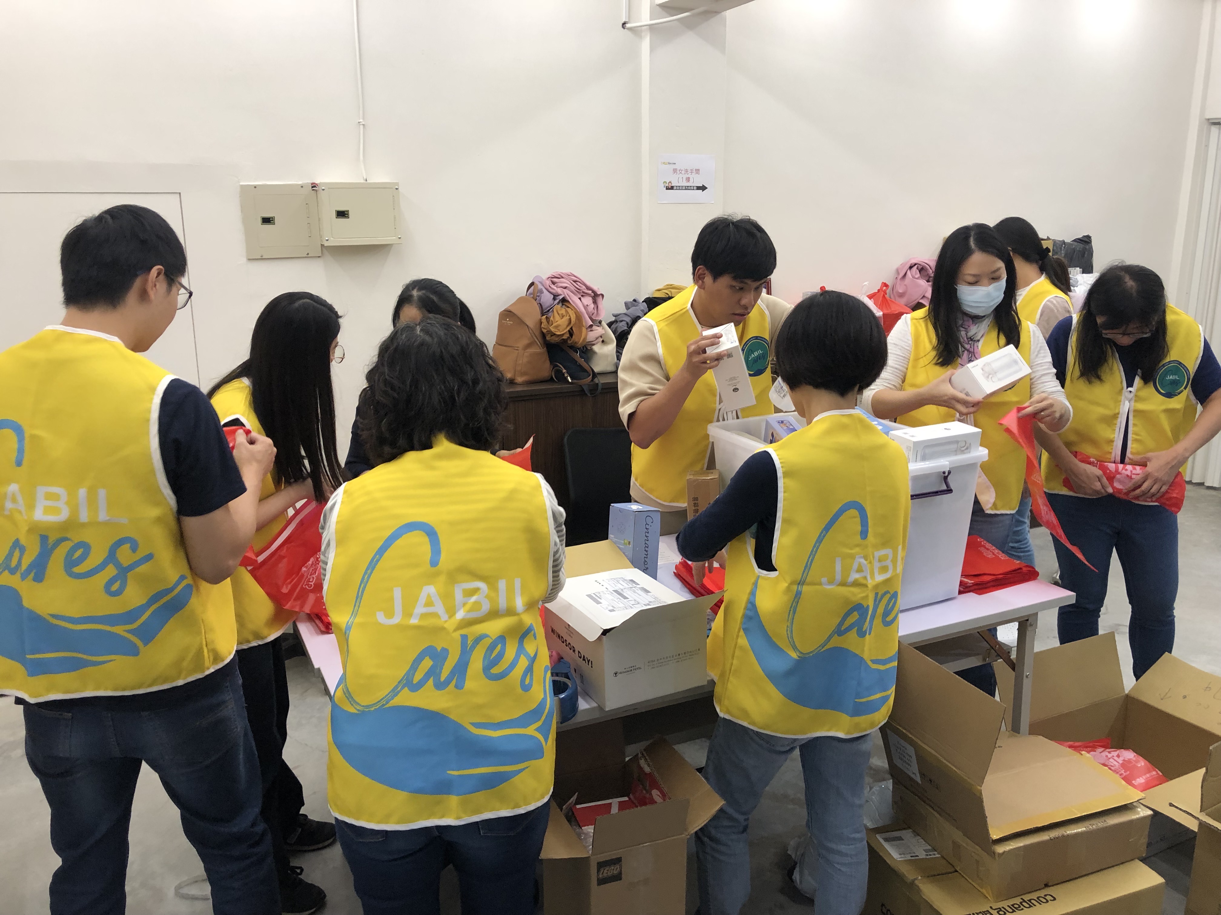 「美商捷普集團」台中廠與彰化廠的志工接力聖誕禮物打包送愛任務。