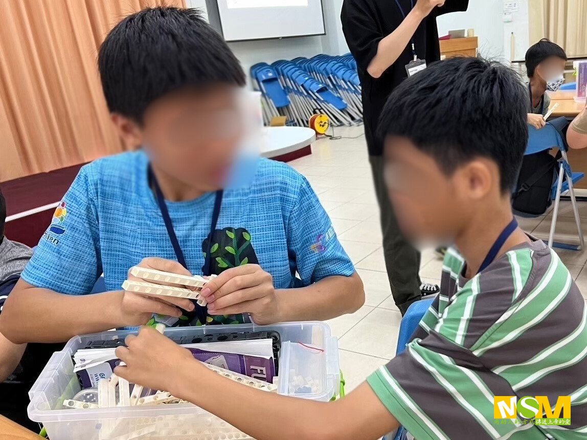 小華擔任少年學苑舉辦的兒童積木成長營助教