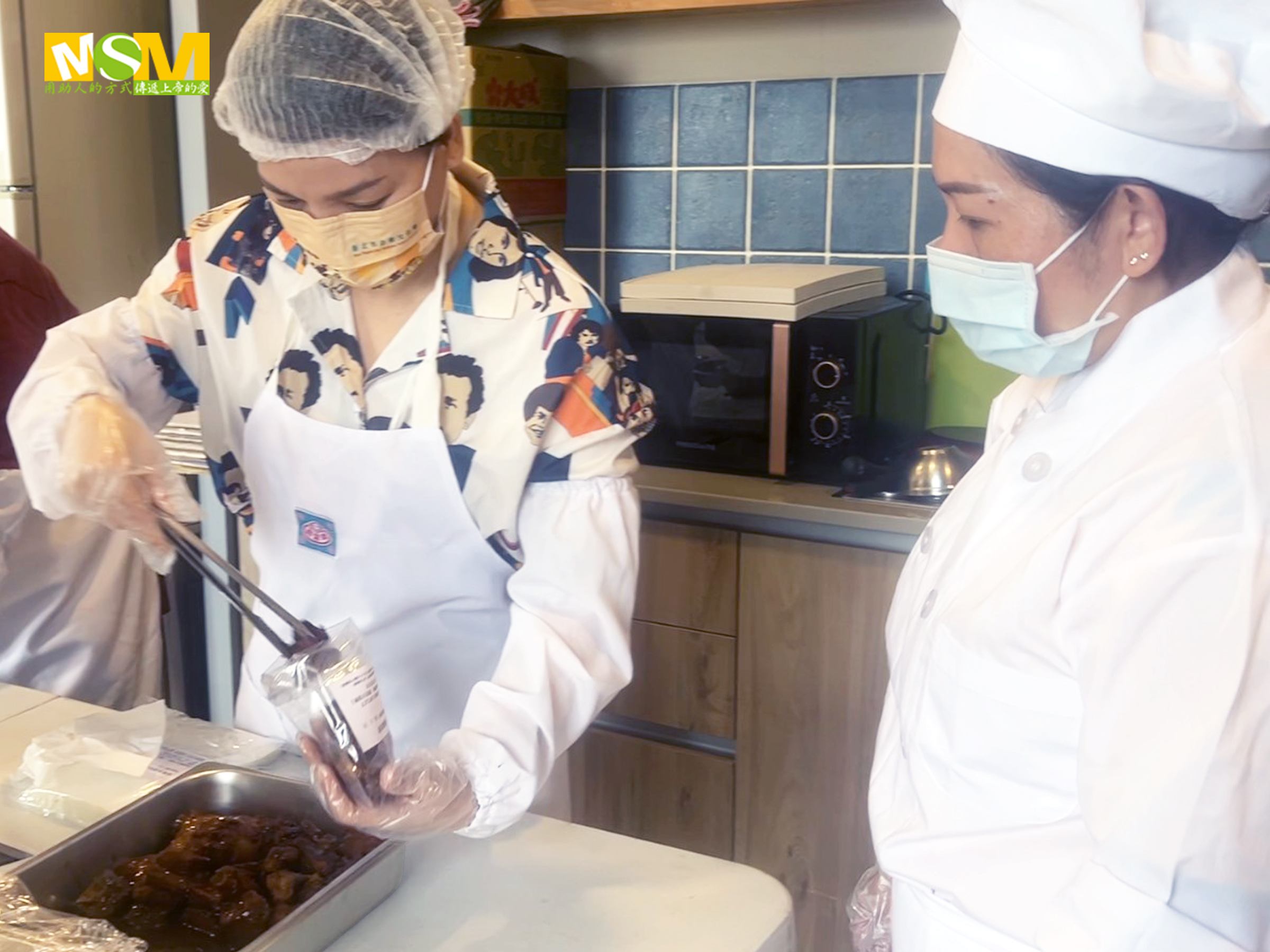 如玲與以工帶振的夥伴共同製作冷凍料理包