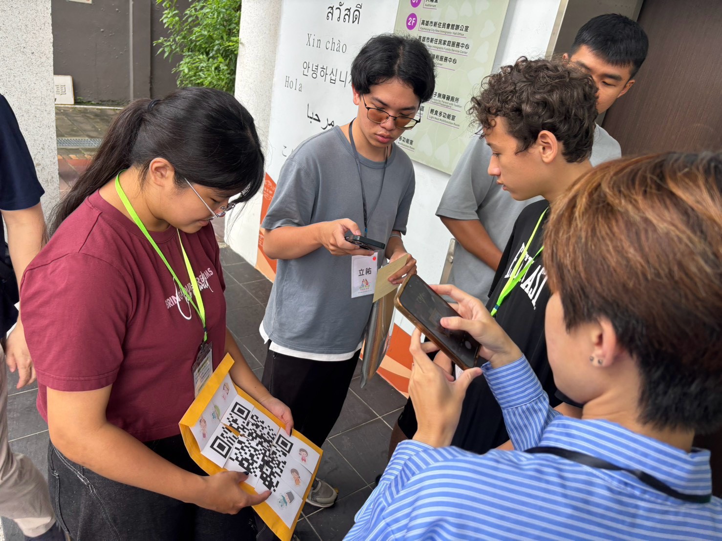 新住民二代學員化身城市文化引導者，帶領民眾解謎並分享自身文化背景與生活故事，讓參與者透過遊戲重新認識高雄。