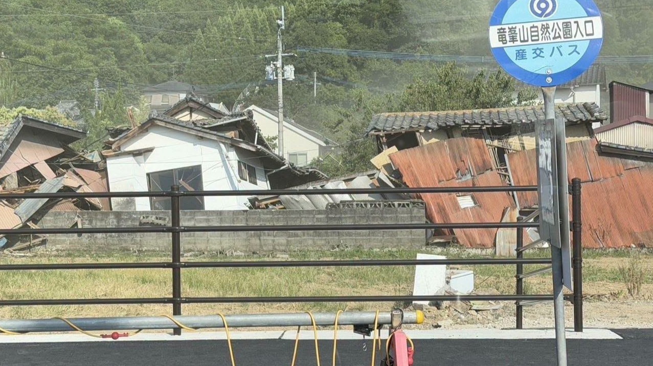 日本熊本強震造成民宅倒塌，許多居民家園受損，災情嚴重。