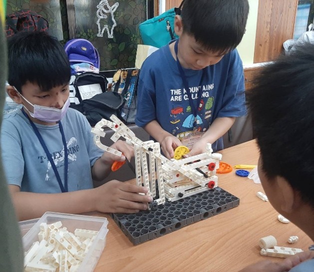 暑假積木營中，孩子透過實作體驗學習溝通、合作、問題解決，在陪伴中建立自信與成長能力。