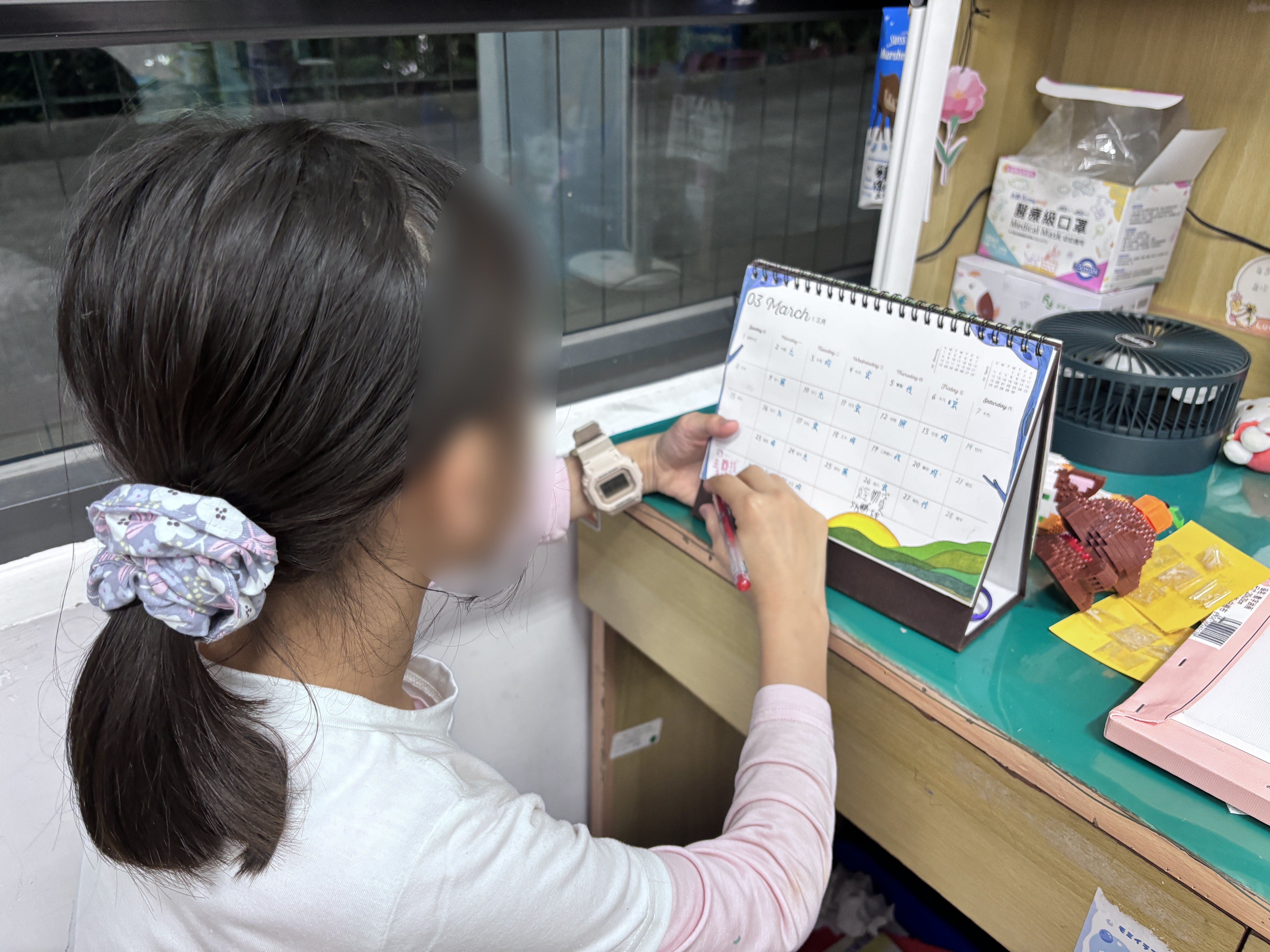 將捐書日期寫在桌曆上~提醒自己