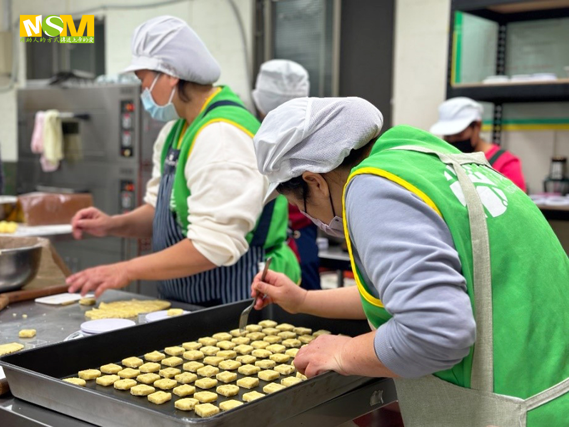 因著橘子的帶領和教學，以工帶振成員能掌握烘焙技能，細心製作每塊餅乾。