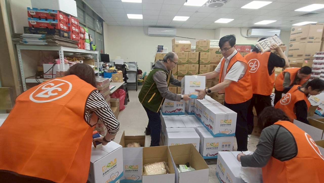 正隆公司志工隊參與生活照顧箱打包活動,一起把愛送出去