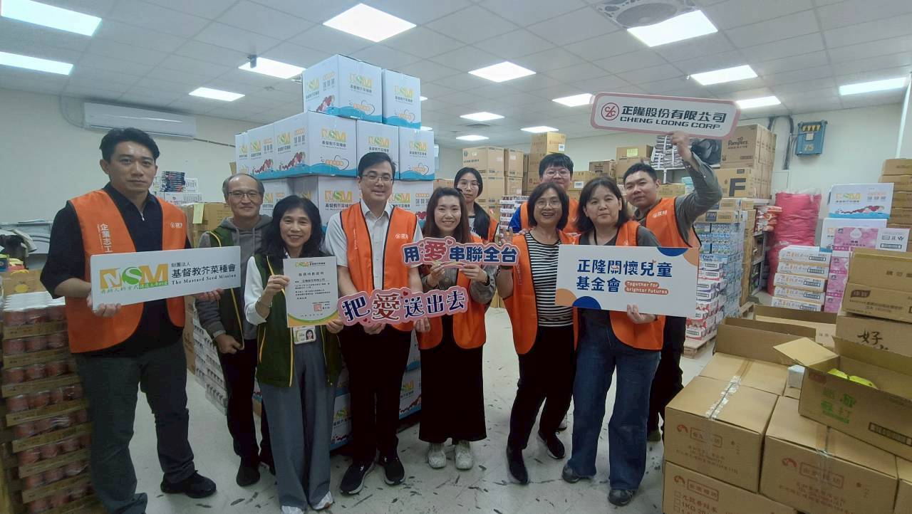 正隆公司志工隊參與生活照顧箱打包活動,一起把愛送出去