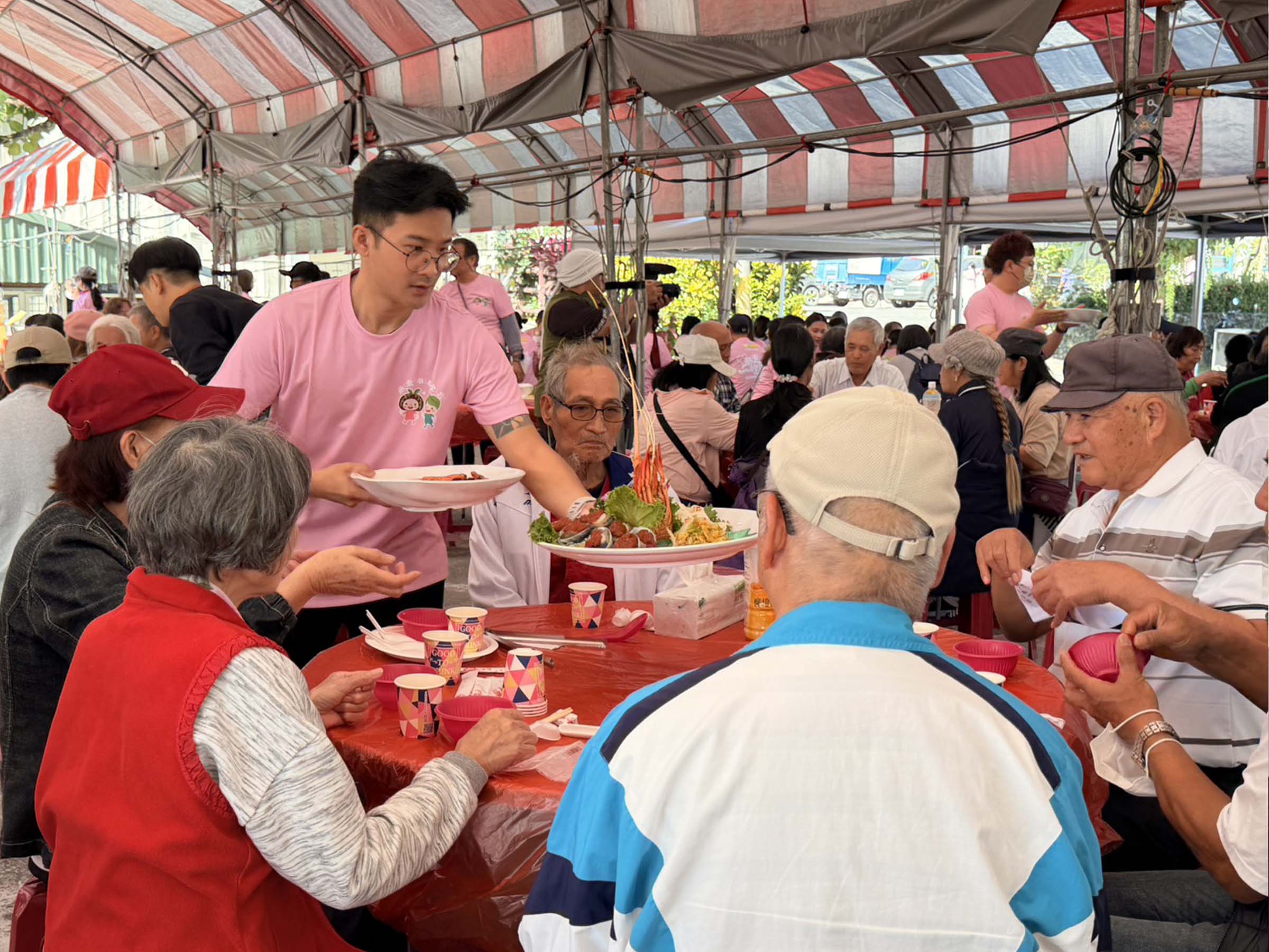 芥菜種會廚師於現場辦桌款待居民，在微涼時節送上熱食，為災後社區增添暖意。