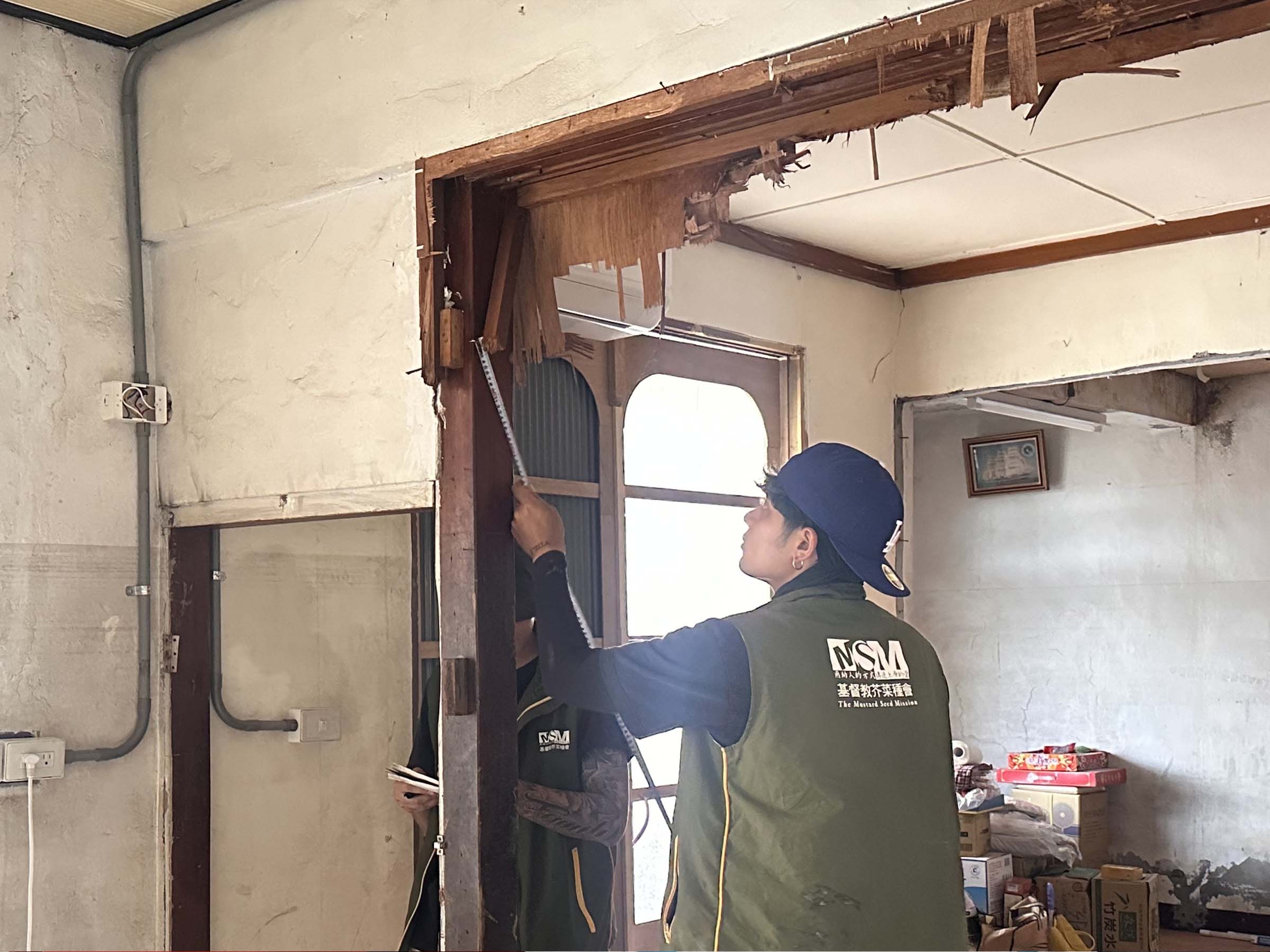 芥菜種會投入災後重建，協助住戶清淤並修繕房屋，陪伴受災家庭逐步恢復生活。