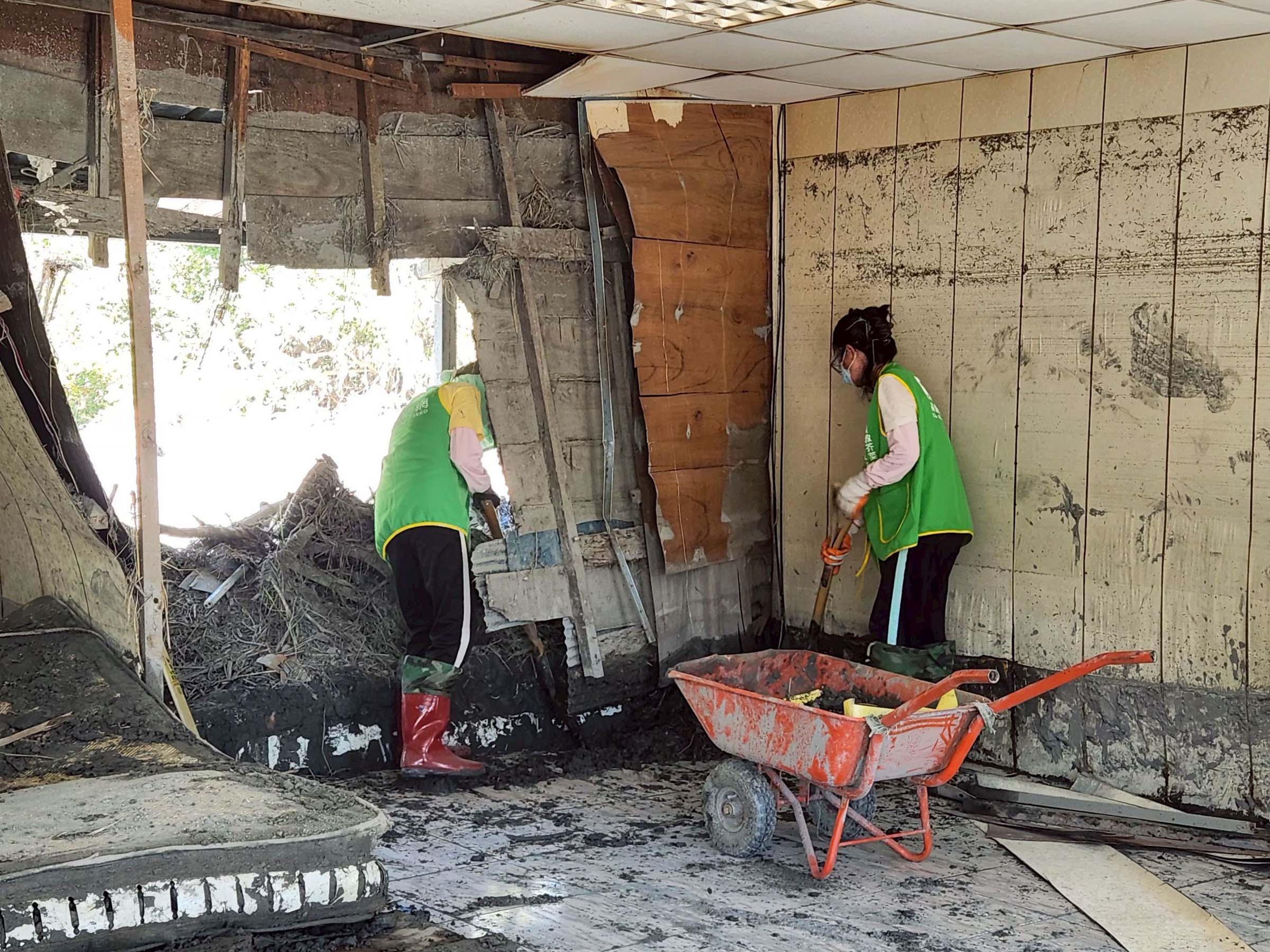 芥菜種會投入災後重建，協助住戶清淤並修繕房屋，陪伴受災家庭逐步恢復生活。