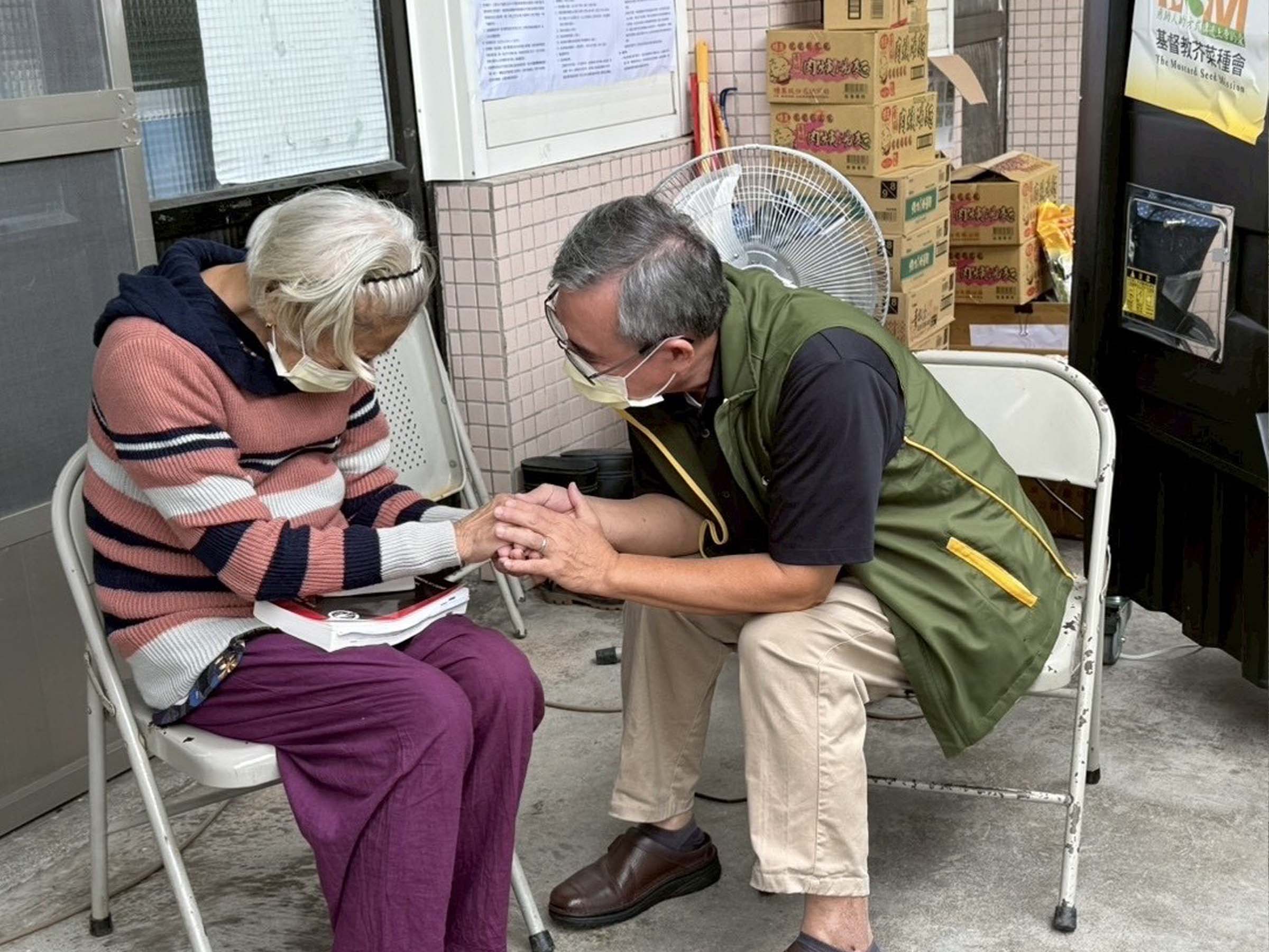 社工持續訪視光復鄉脆弱家庭，提供生活、情緒與重建的支持，讓照顧者災後不再孤單。