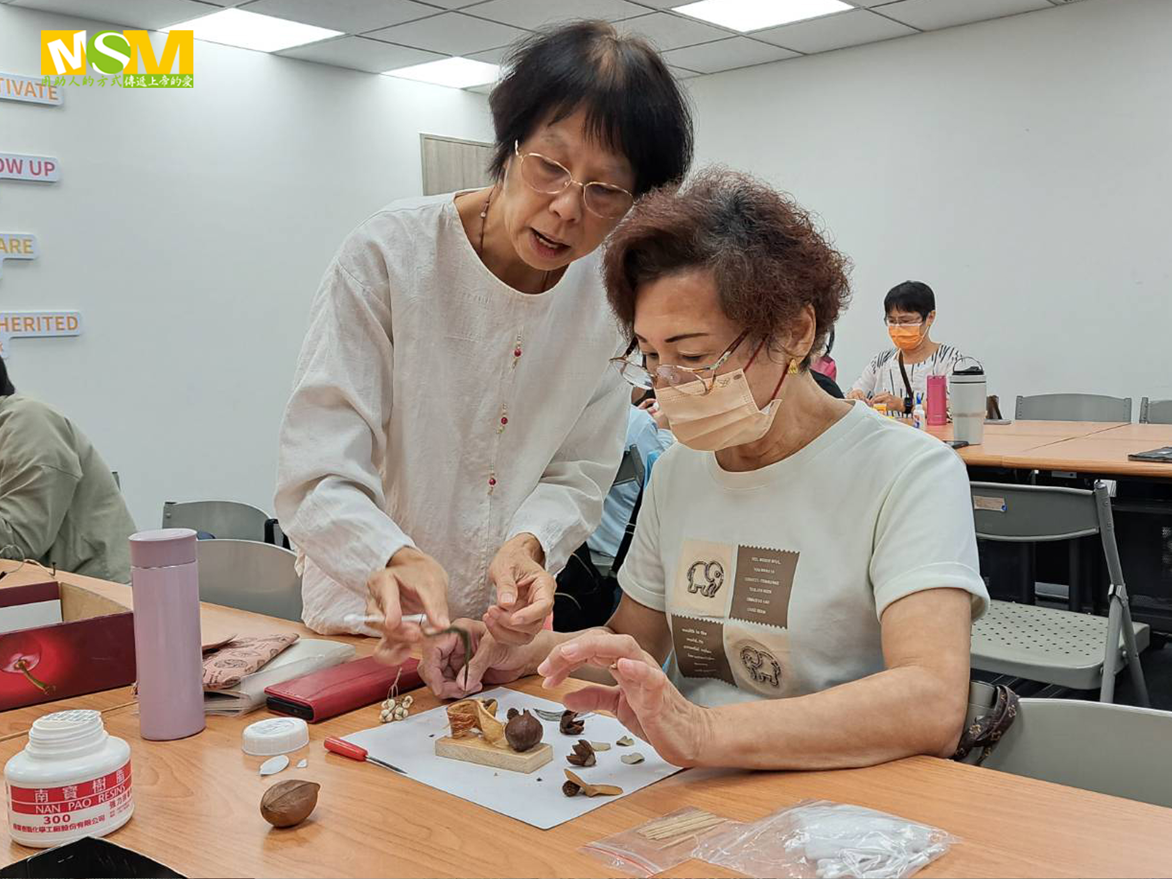 秀英擔任銀領導師，指導學員製作果實種子創作。