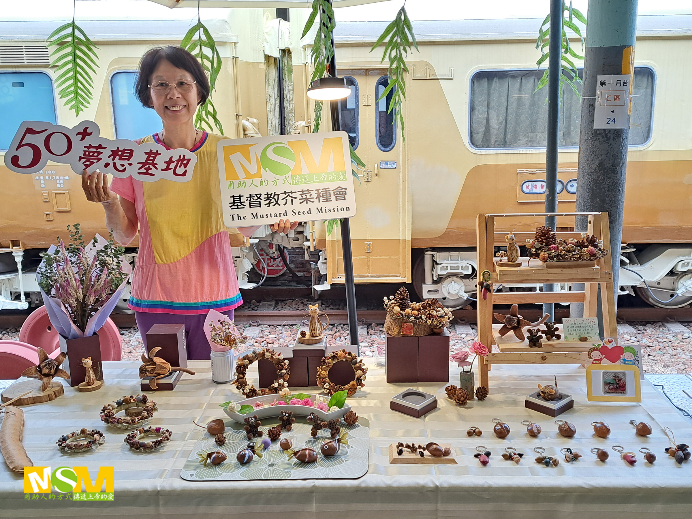 秀英參與市集創業培力，開心擺攤介紹自創商品。
