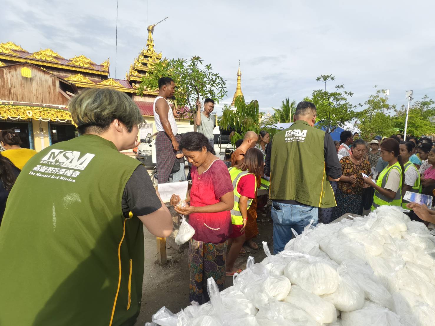 團隊在供餐點協助發送熱食給2000位災民。