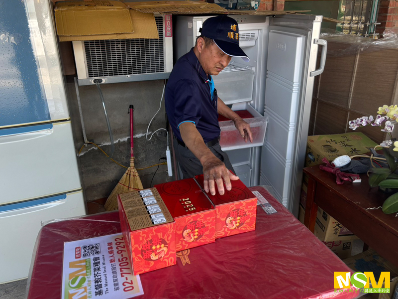 江二哥協助補貨共享冰箱