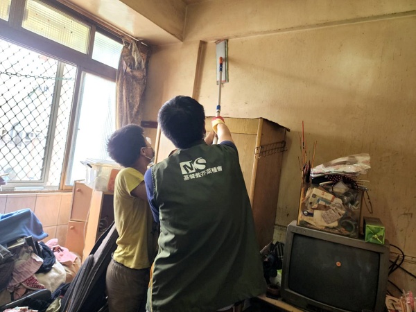 社工陪伴認養童清潔住家2