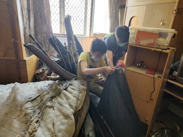 社工陪伴認養童清潔住家1