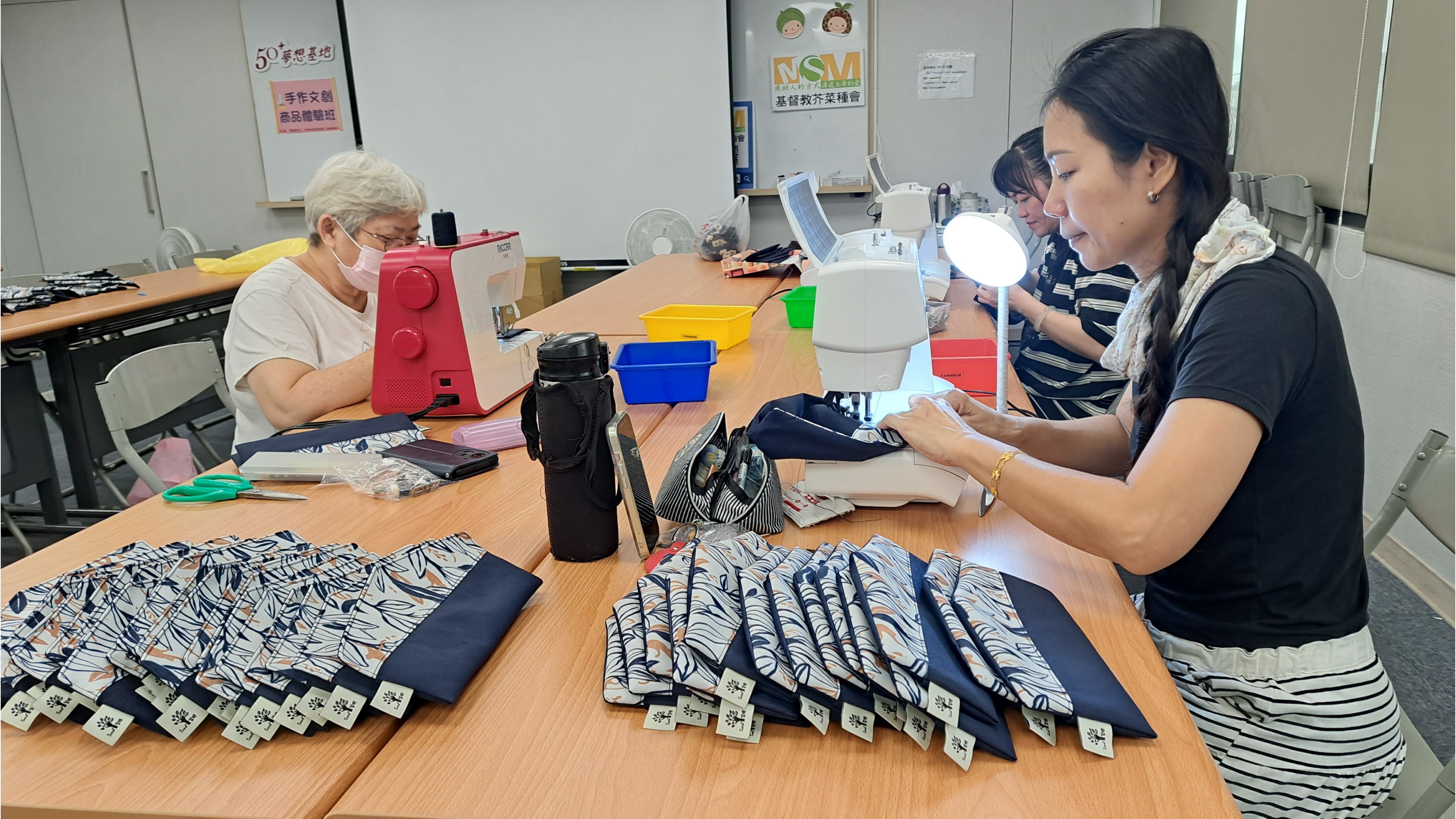筱然（右1）參與芥菜種會「以工帶振」計畫，固定承接代工任務，擴充收入來源，讓生活日趨穩定。