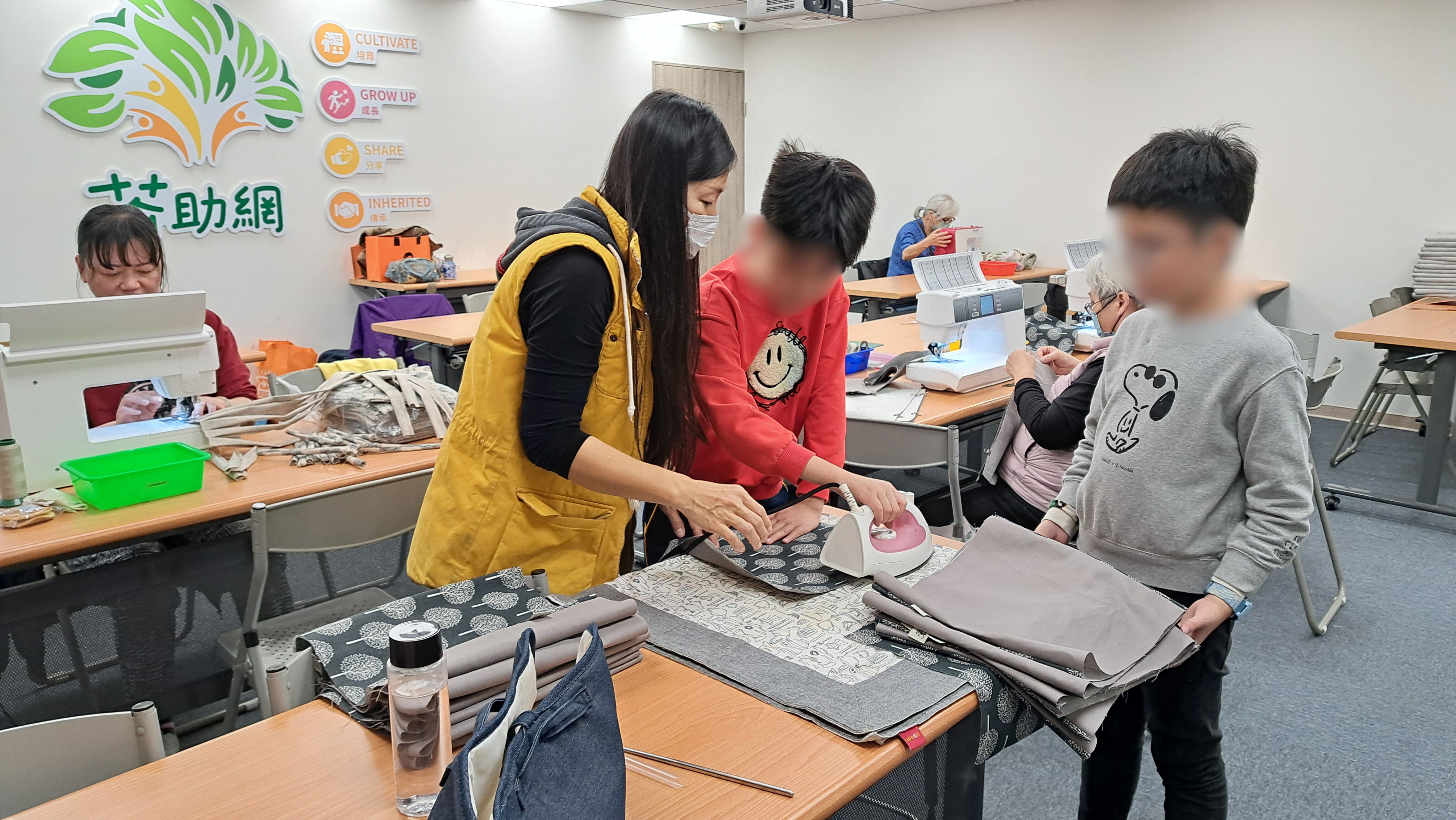 筱然（前左1）引導孩子體驗縫紉，讓無照顧後援的學員能夠專心完成代工任務。