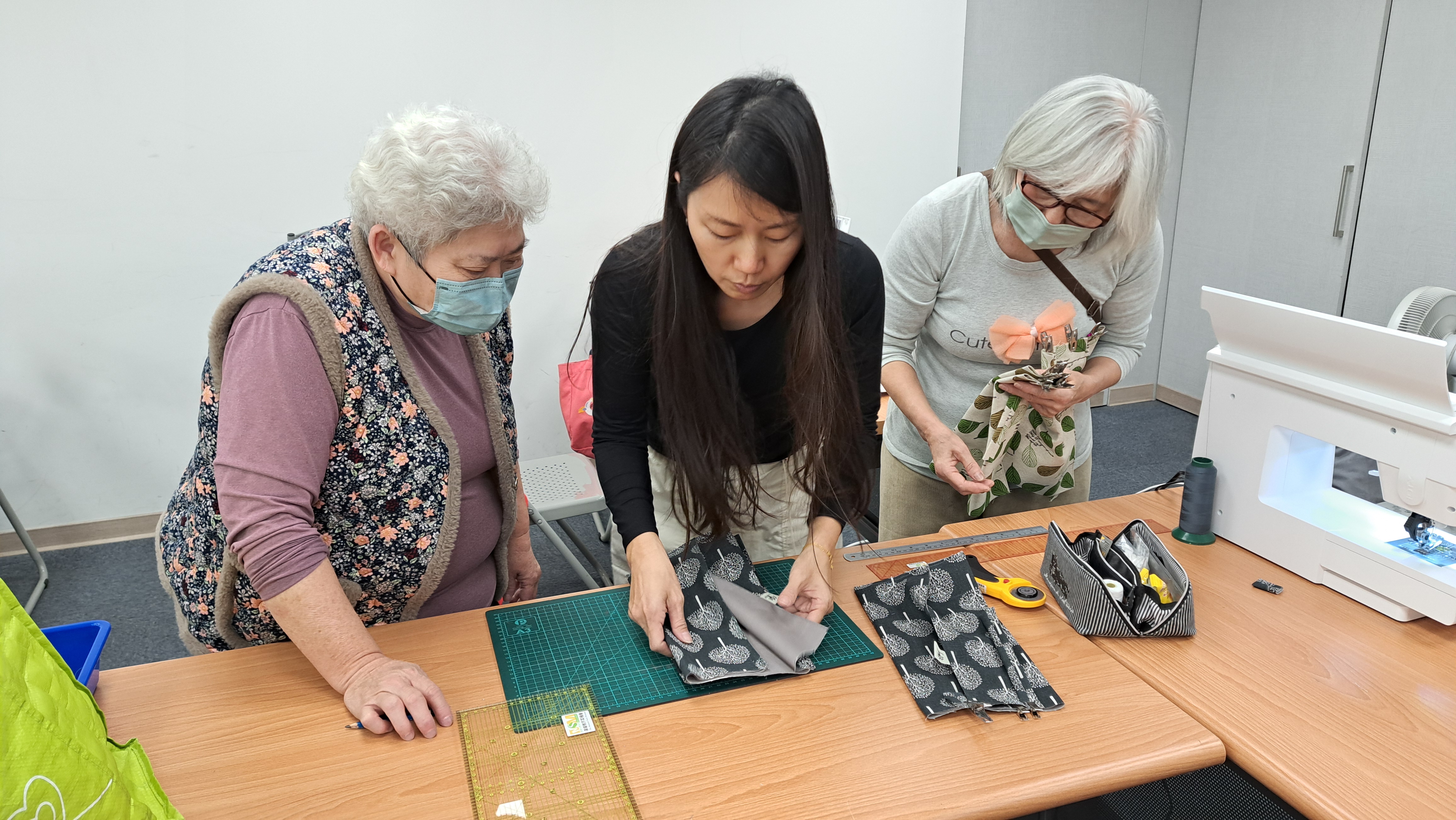 筱然（中）從縫紉班學員變成「小助教」，協助同學完成芥菜種會社企品牌「習得」商品代工製作。