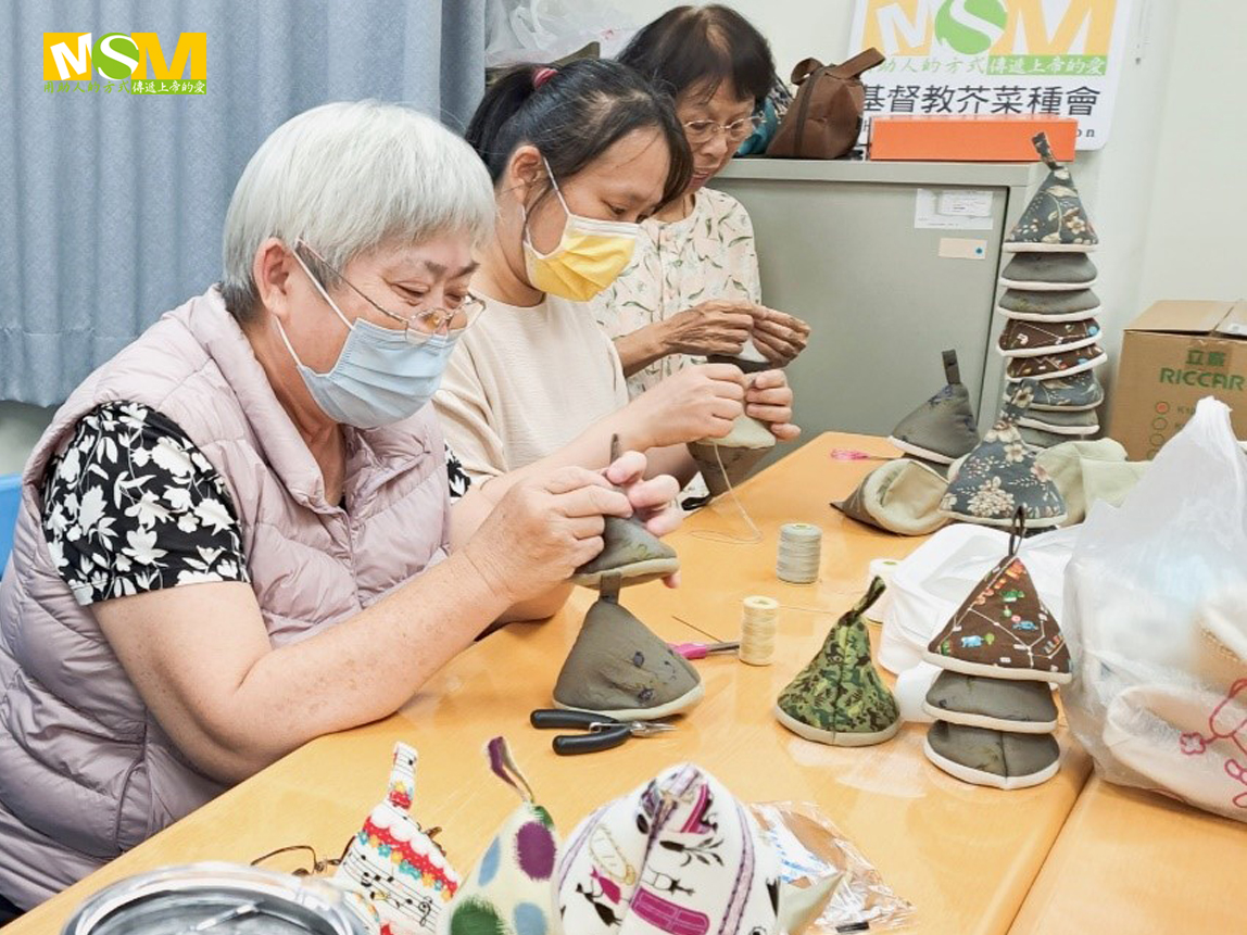 阿玉姐用雙手縫製溫暖的聖誕禮物