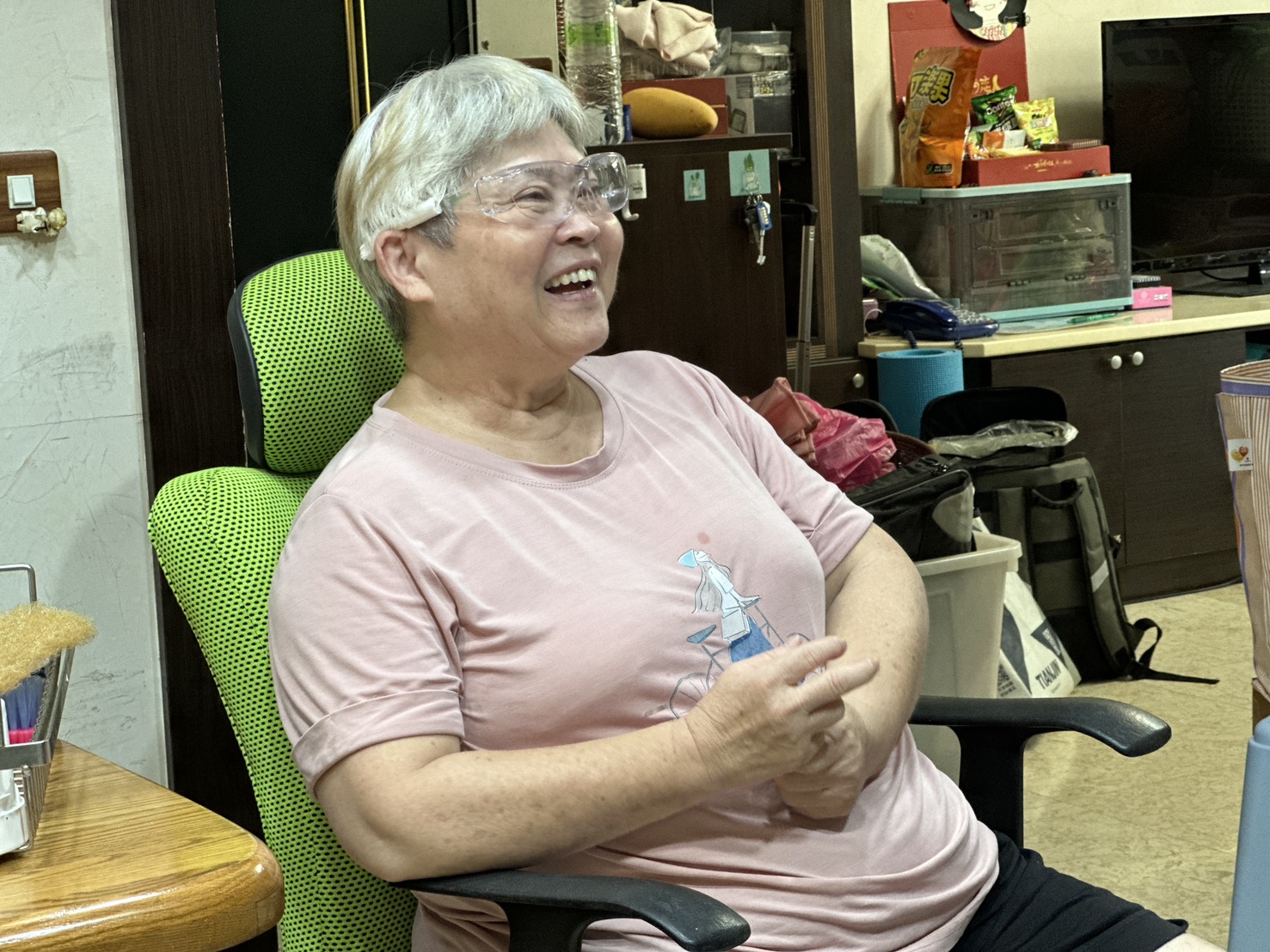 芥菜種會中區培力中心社工持續關懷阿玉姐術後生活，在「清潔培力班」學員的協助下，家恢復整潔，她笑著說：「我真的好幸福！」
