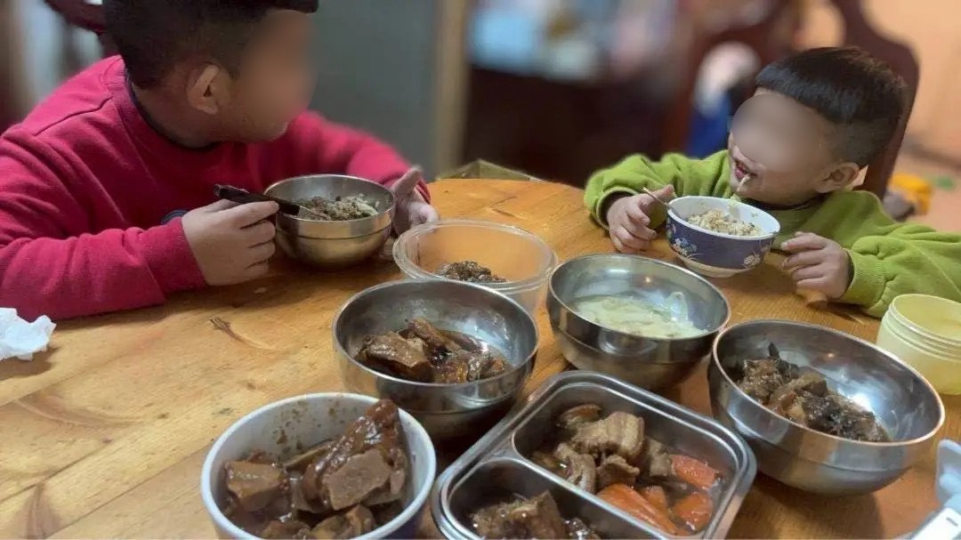 芥菜種會「暖心熟食箱」計畫，平日供應脆弱家庭營養所需，農曆春節期間延伸打造「年菜禮盒」，團圓時刻凝聚家人情感。