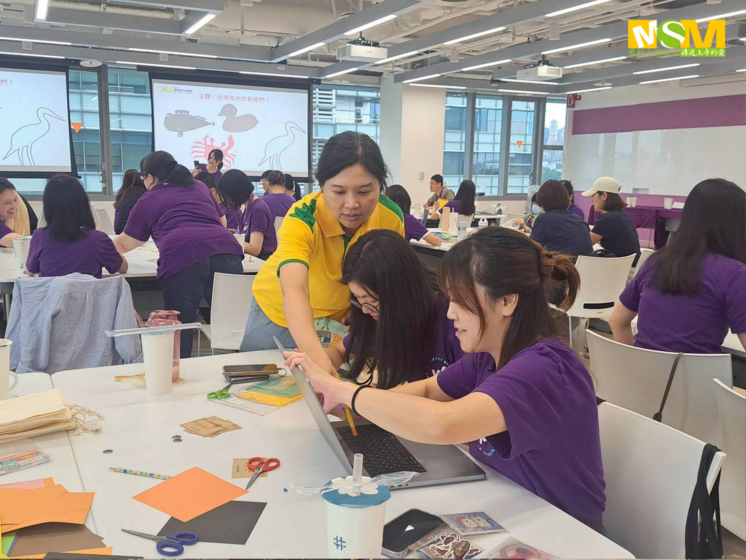 材料包色紙剪裁中。