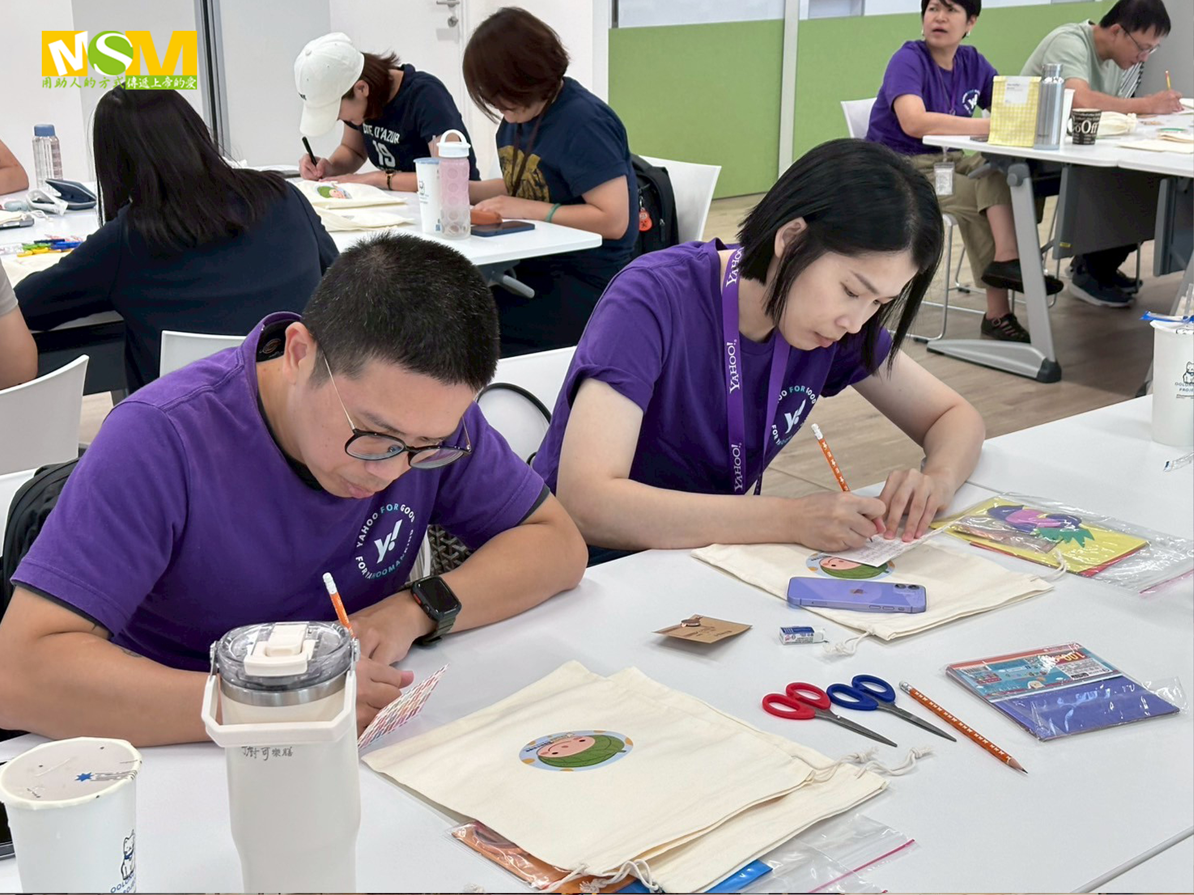 志工將祝福寫進小卡