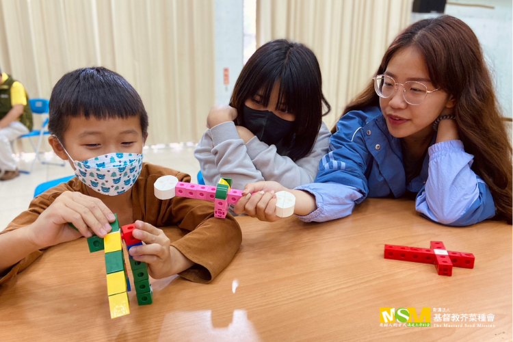 積木創作轉移孩子注意力