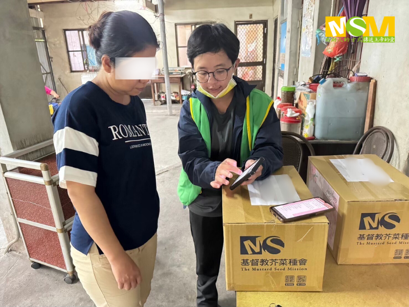 小邱教導其他受助者操作助人網供需服務平台