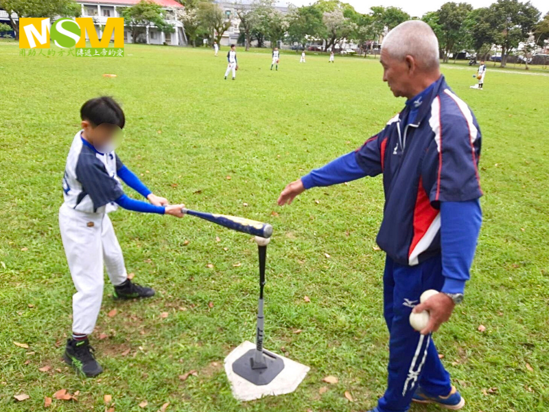 楊慶嘉指導黑潮少年正確的棒球打擊動作