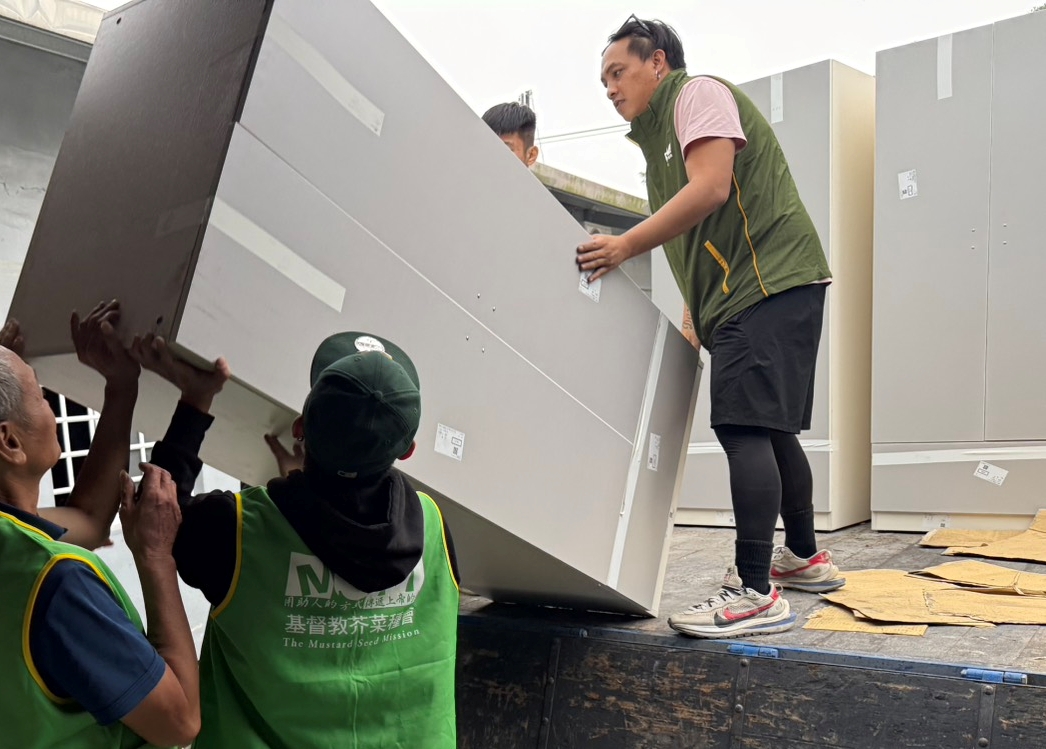 返鄉成為助人者並加入芥菜種會光復助人網的浩恩(右1)，在團隊中讓助人的力量發揮更多影響力。