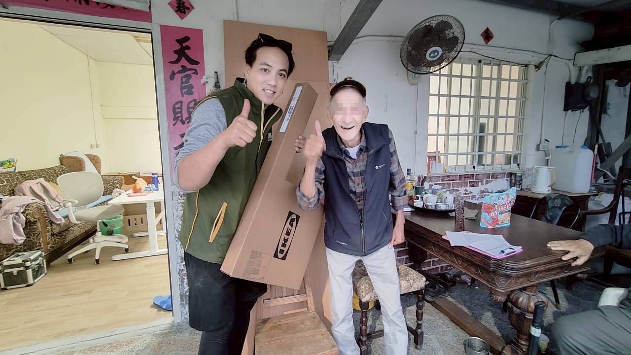 對於受災的長輩，「還有人在」的陪伴感成為心靈復原的一部分。