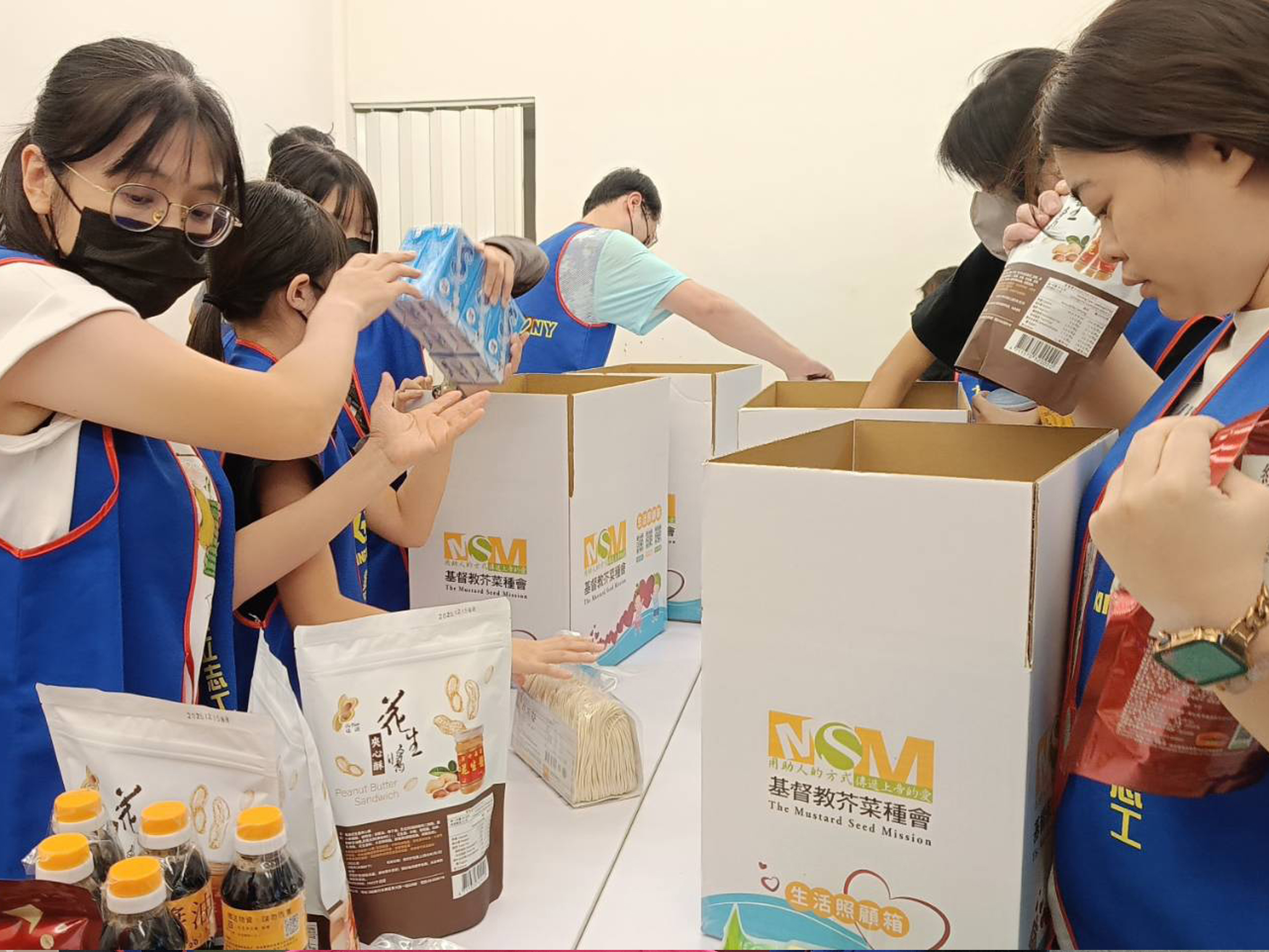 打包「生活照顧箱」物資