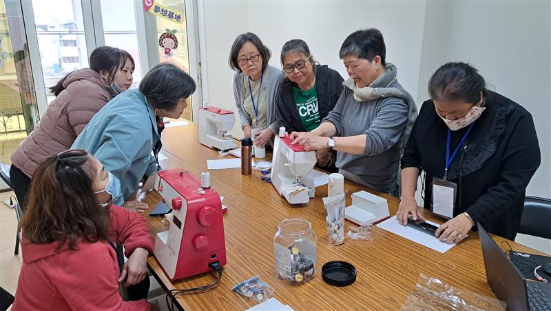 阿淑姐（右1）與同樣在家庭與生計之間努力前行的照顧者，在一針一線中逢起生活希望。